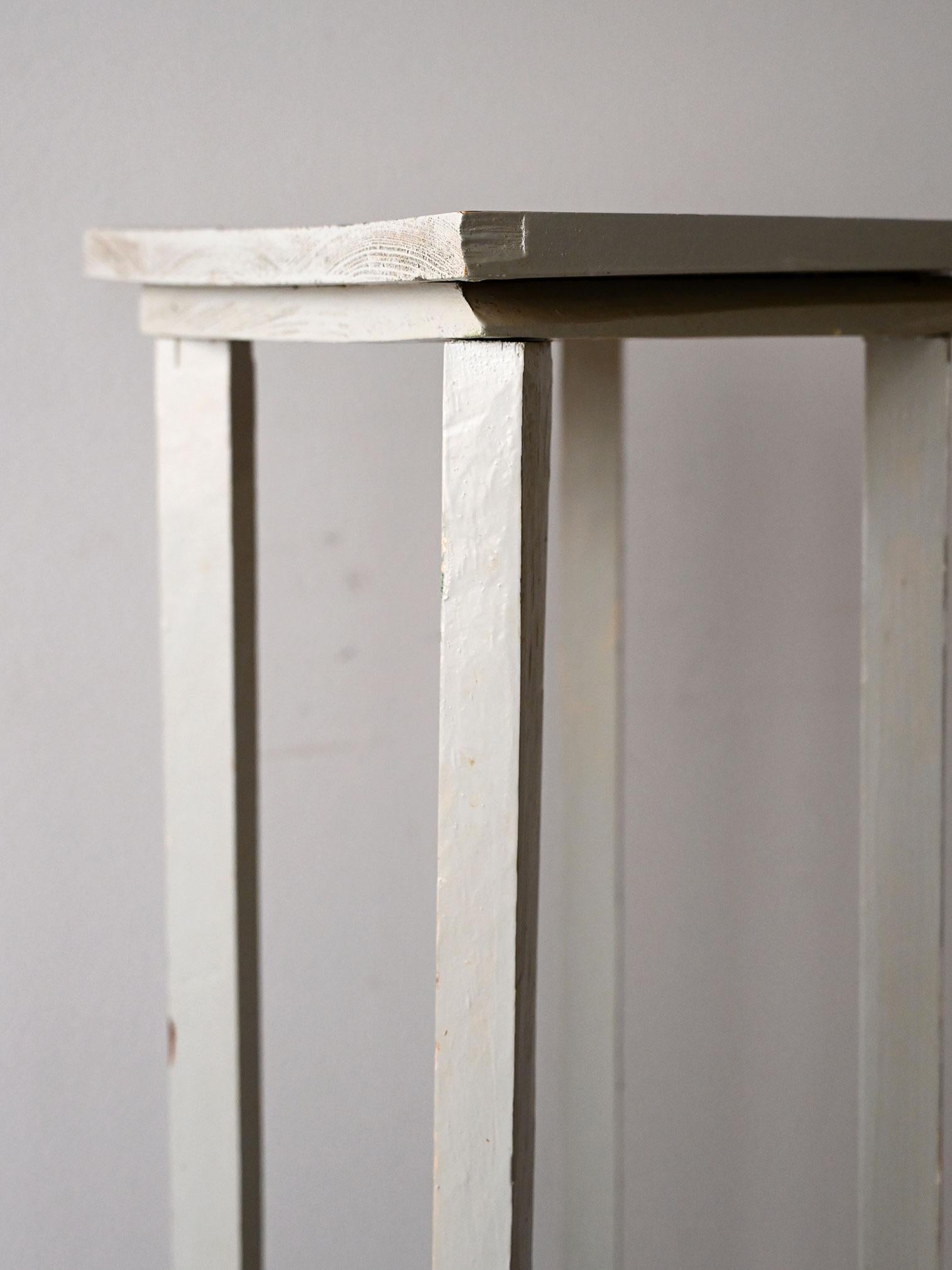 Socle suédois en bois peint vintage Bon état - En vente à Brescia, IT