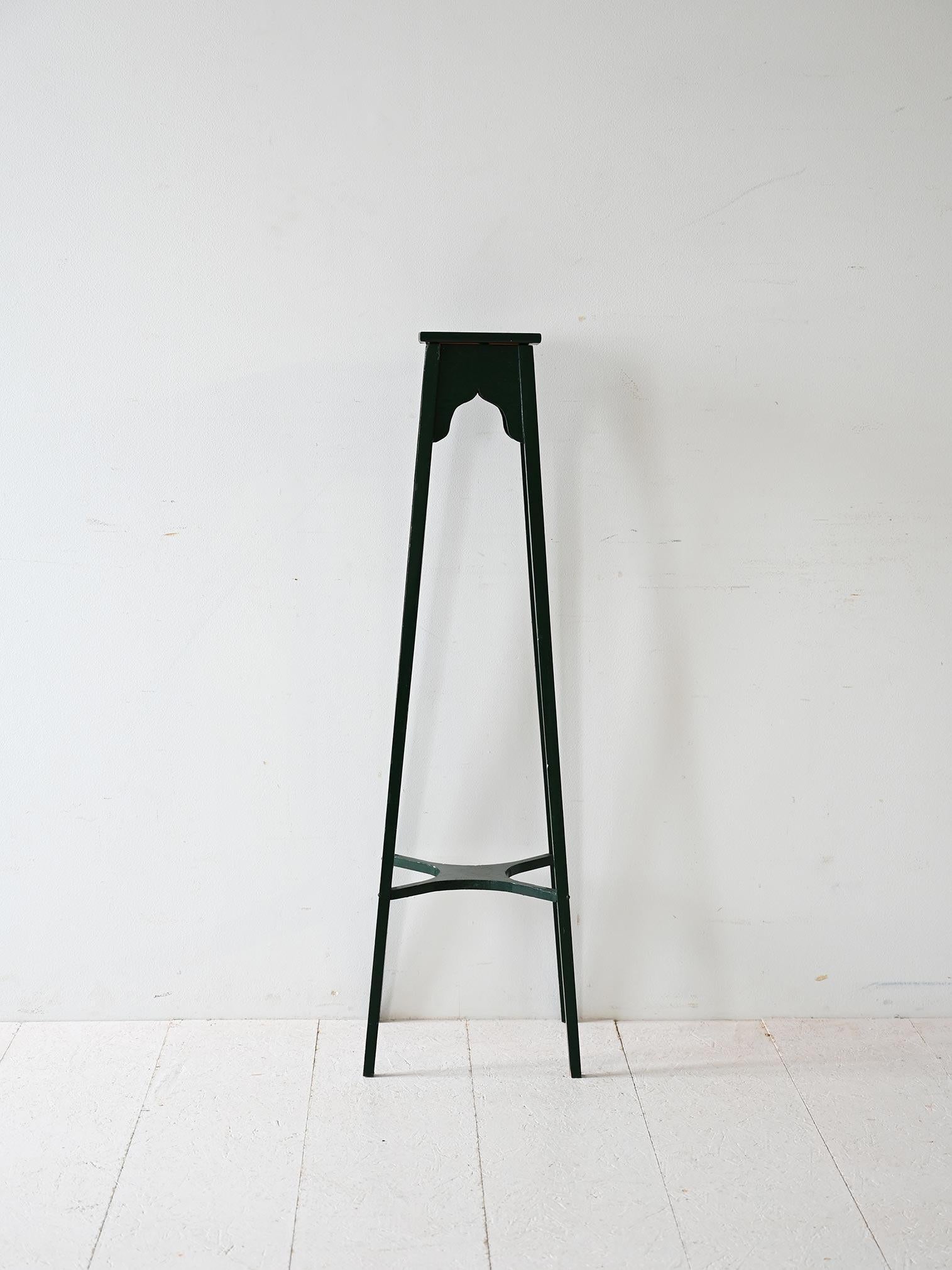 Élégant socle en bois peint en vert, aux lignes épurées et raffinées, idéal pour les plantes ou les objets décoratifs.

Des formes légères et essentielles caractérisent ce piédestal suédois du milieu du XXe siècle. Le cadre en bois, avec ses pieds