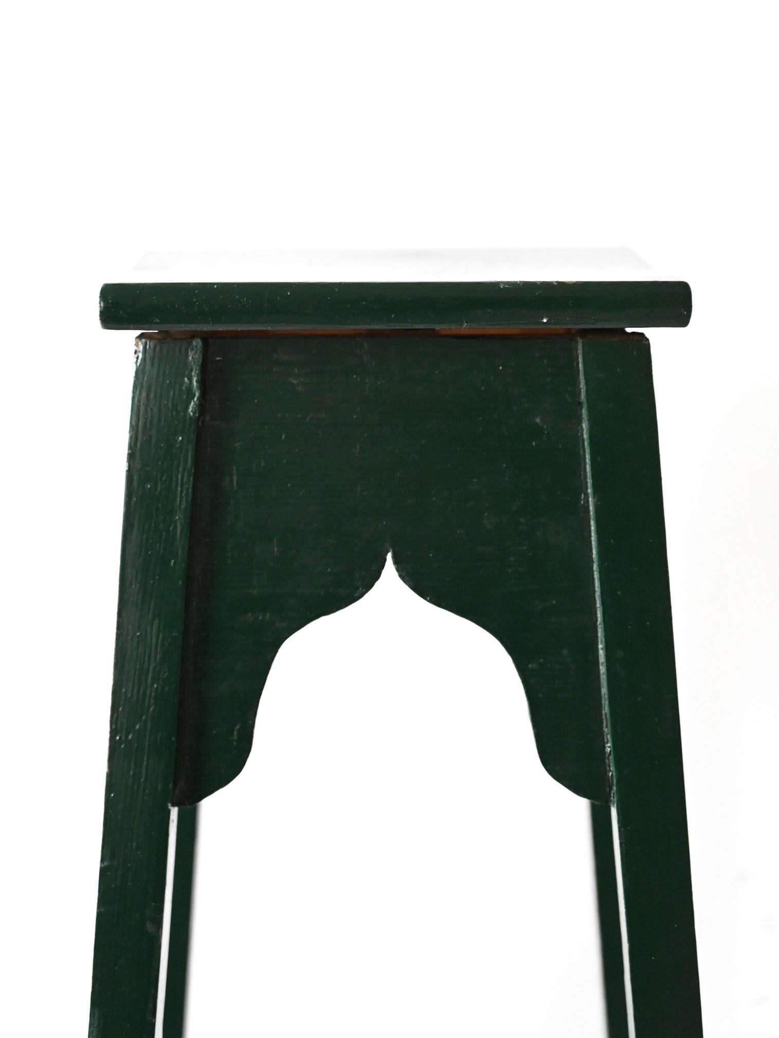 Scandinave moderne Socle suédois vintage en bois peint en vert en vente