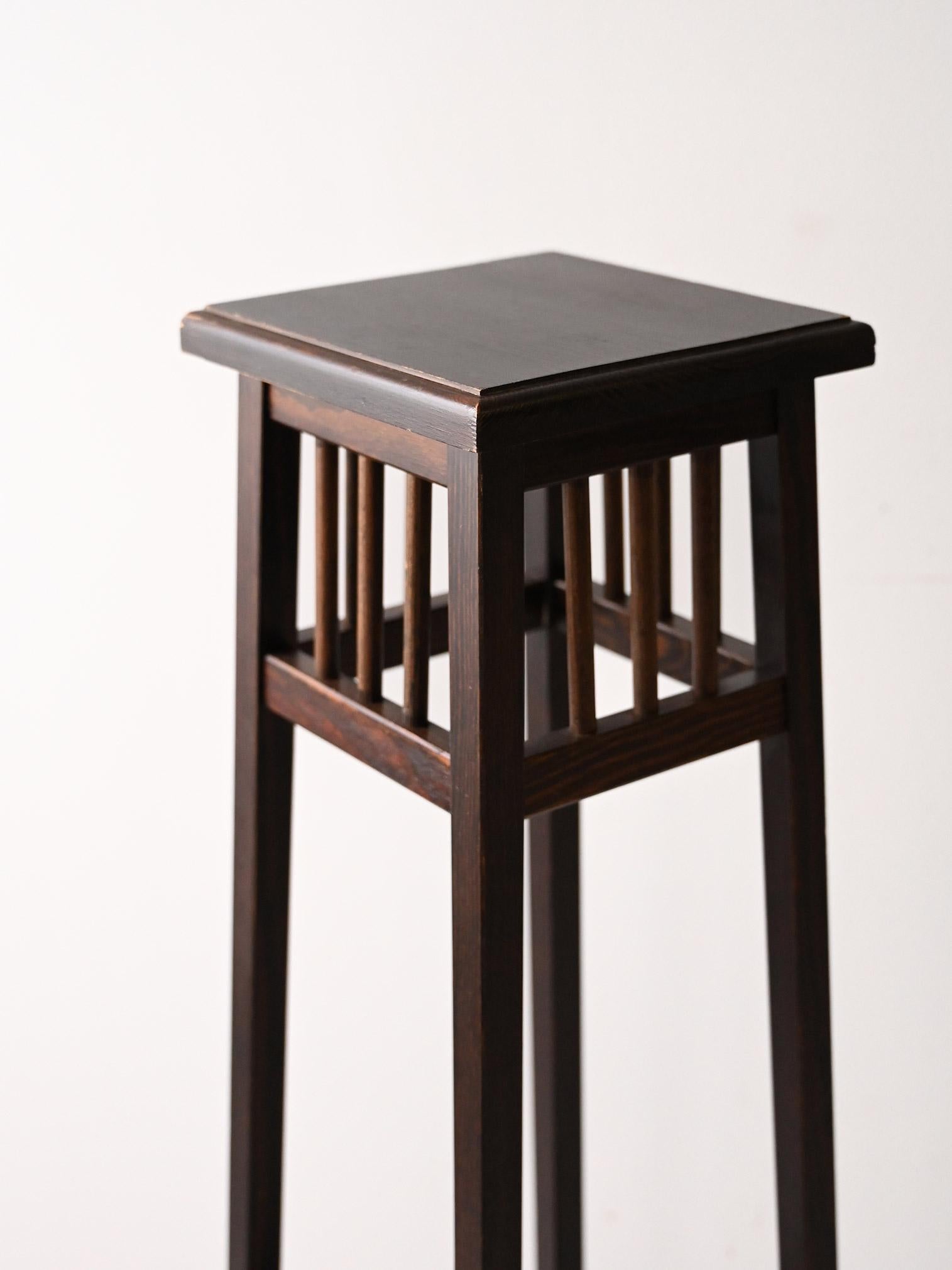 Bois Piédestal vintage en bois suédois en vente