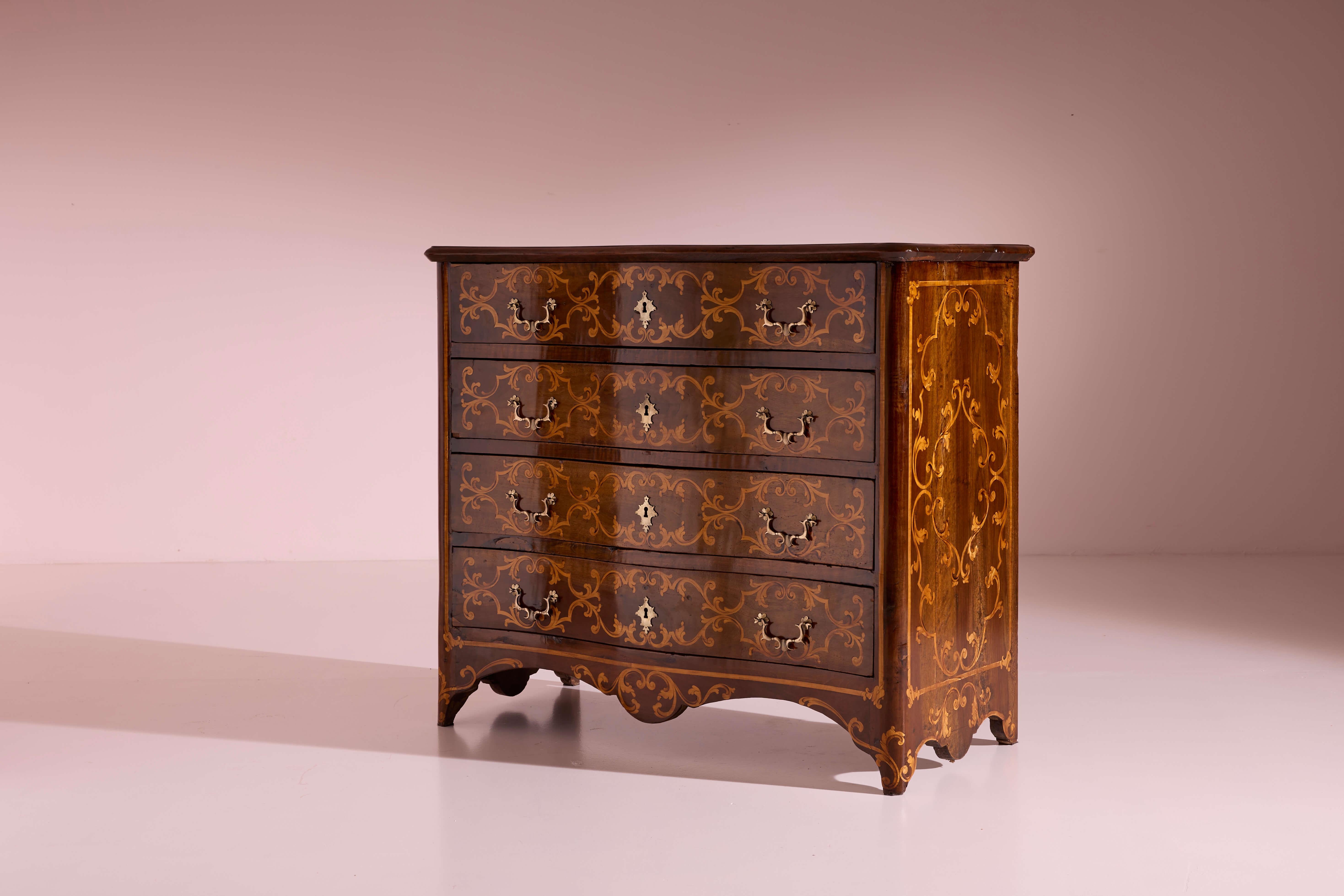 Piedmont walnut chest of drawers, Louis XV, Italy, mid-18th, mid-18th century For Sale 3