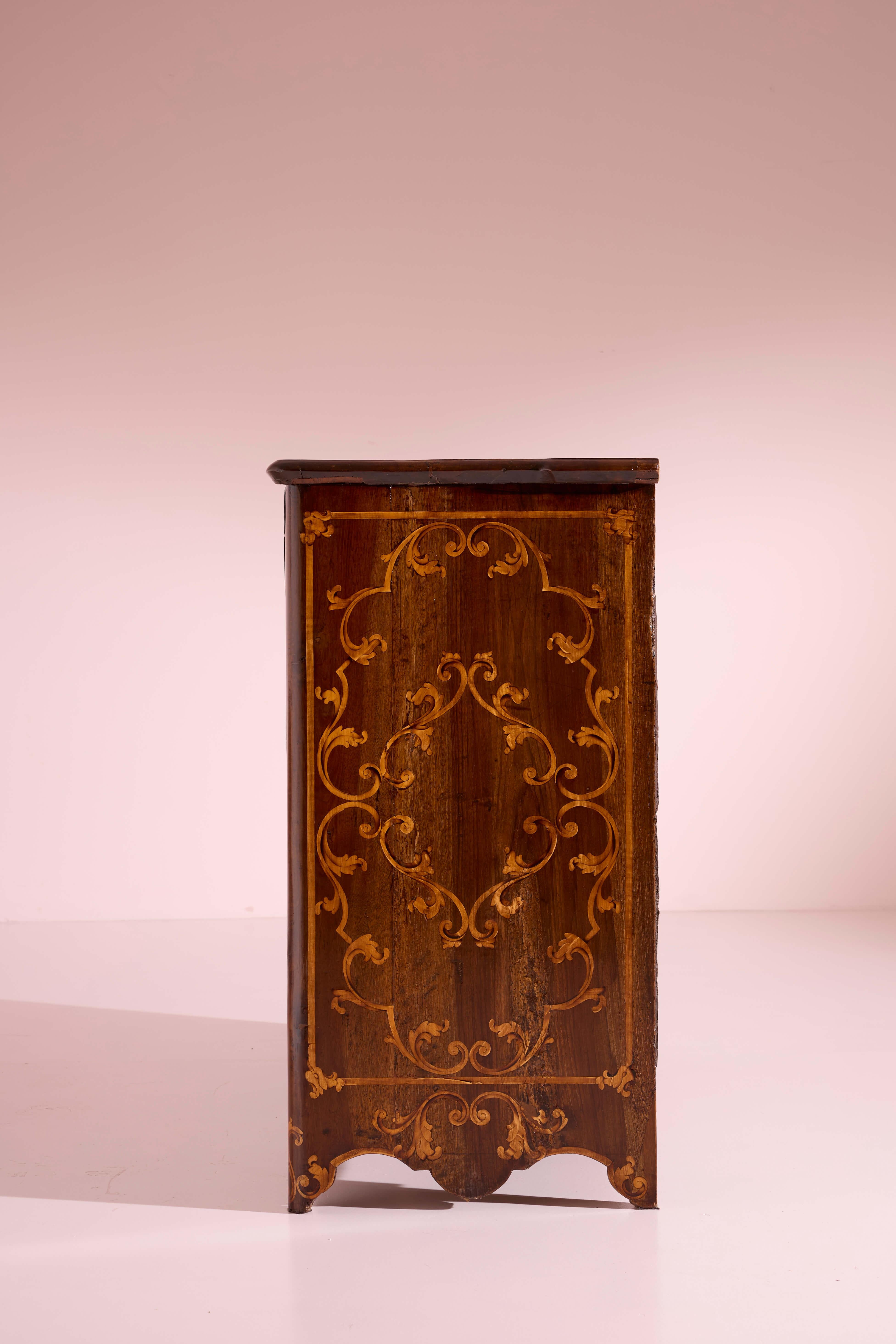 Piedmont walnut chest of drawers, Louis XV, Italy, mid-18th, mid-18th century For Sale 4
