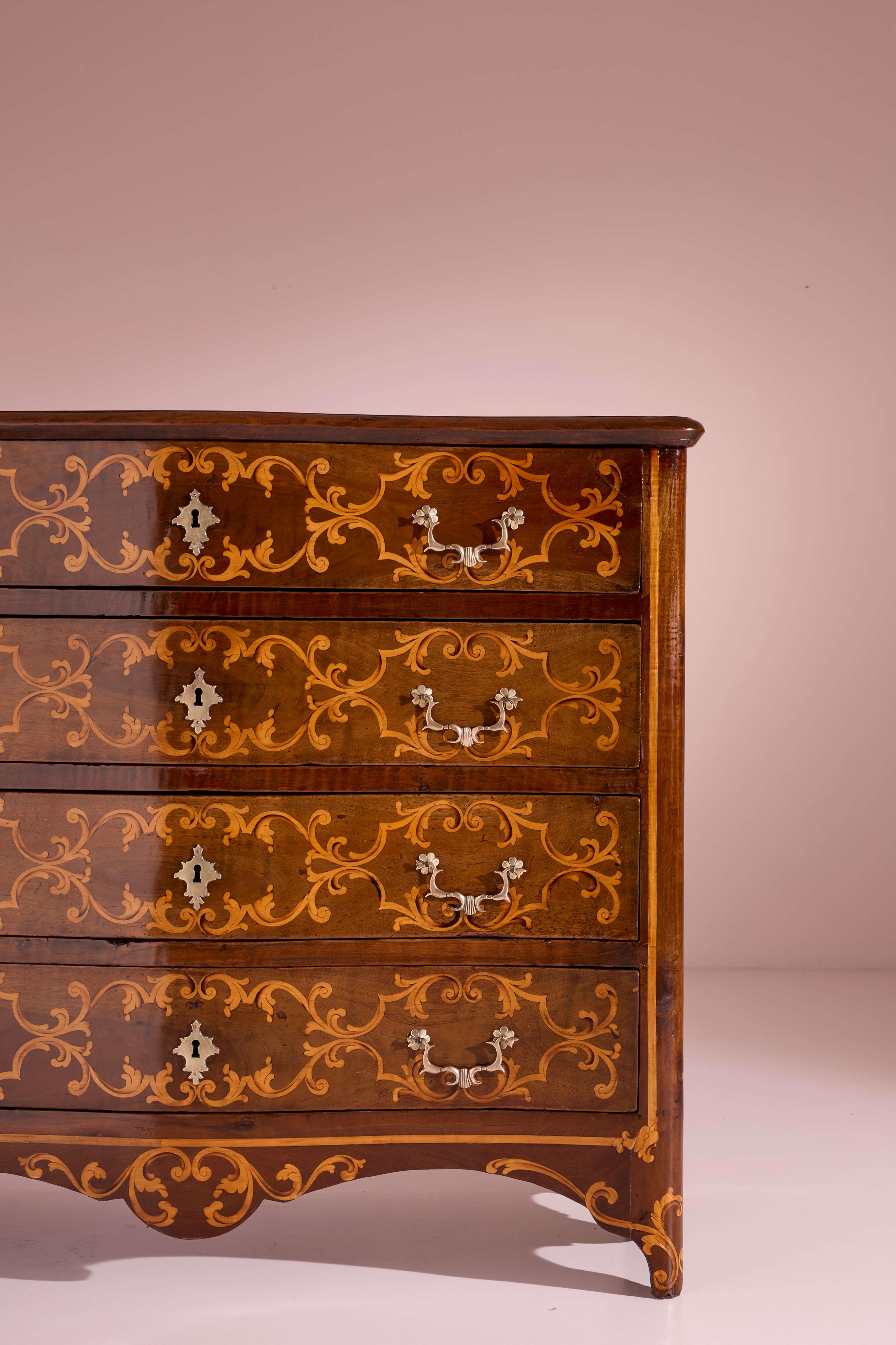 Inlay Piedmont walnut chest of drawers, Louis XV, Italy, mid-18th, mid-18th century For Sale