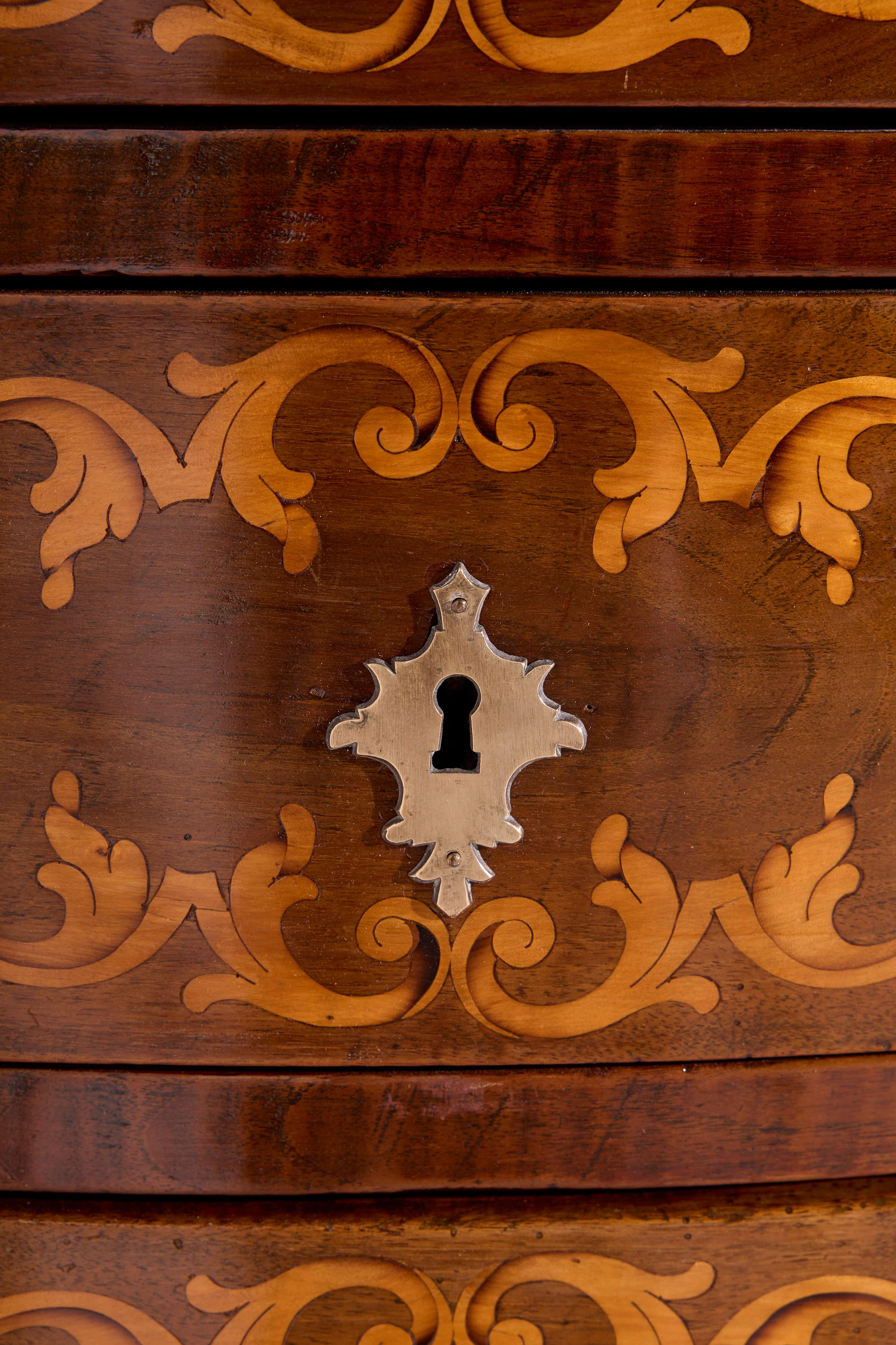 Piedmont walnut chest of drawers, Louis XV, Italy, mid-18th, mid-18th century In Good Condition For Sale In Chiavari, Liguria