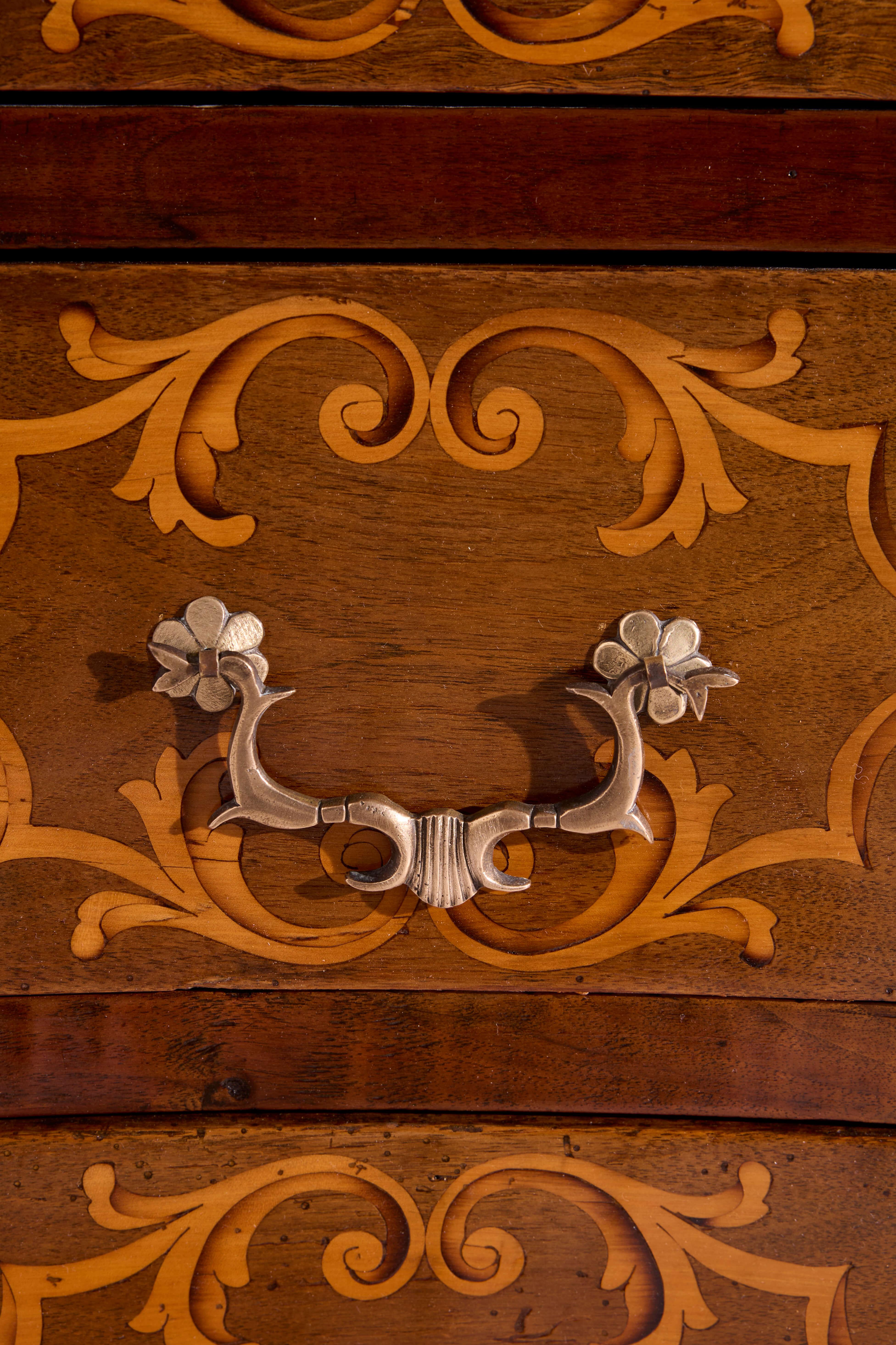 18th Century Piedmont walnut chest of drawers, Louis XV, Italy, mid-18th, mid-18th century For Sale