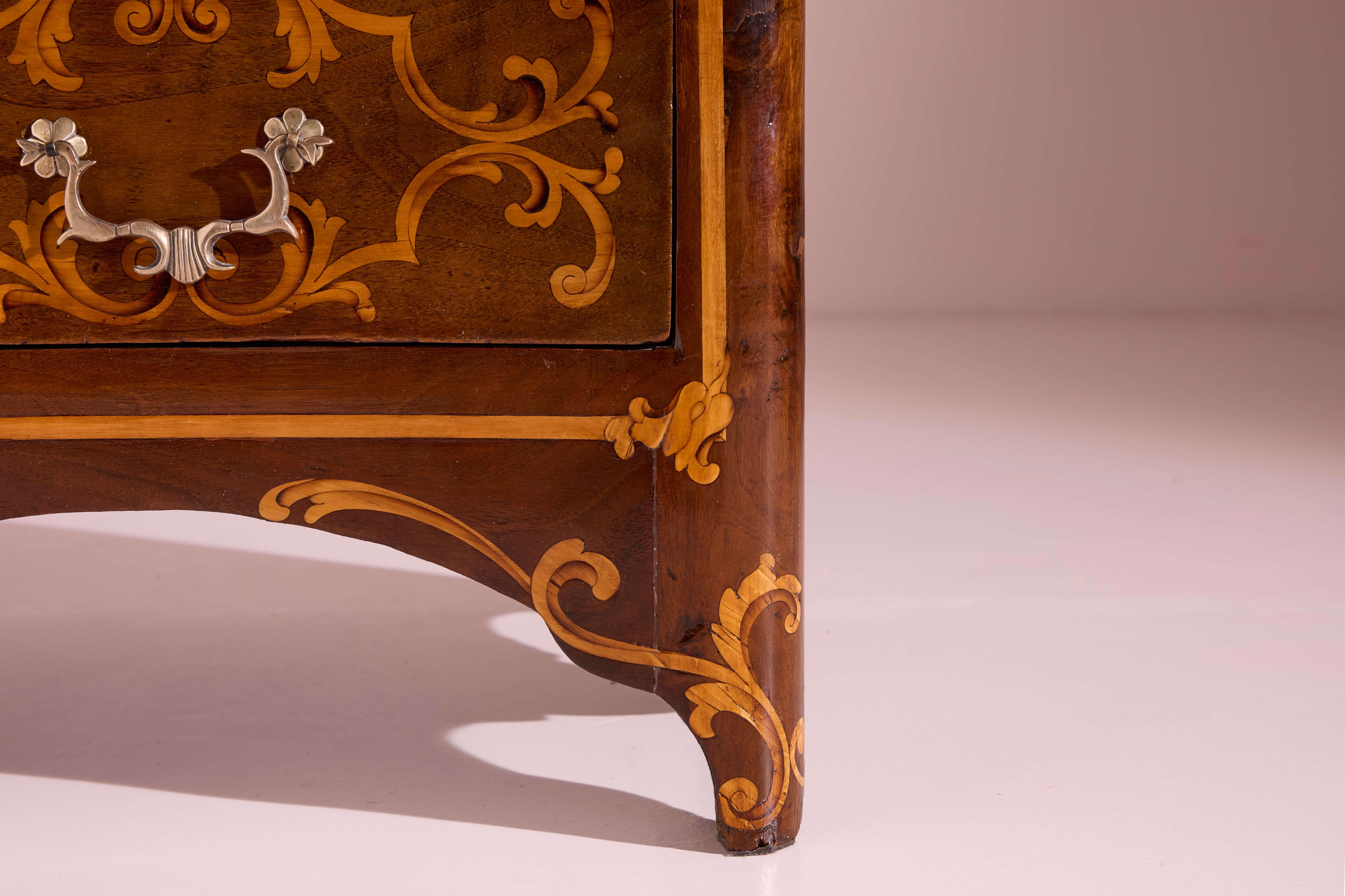 Walnut Piedmont walnut chest of drawers, Louis XV, Italy, mid-18th, mid-18th century For Sale
