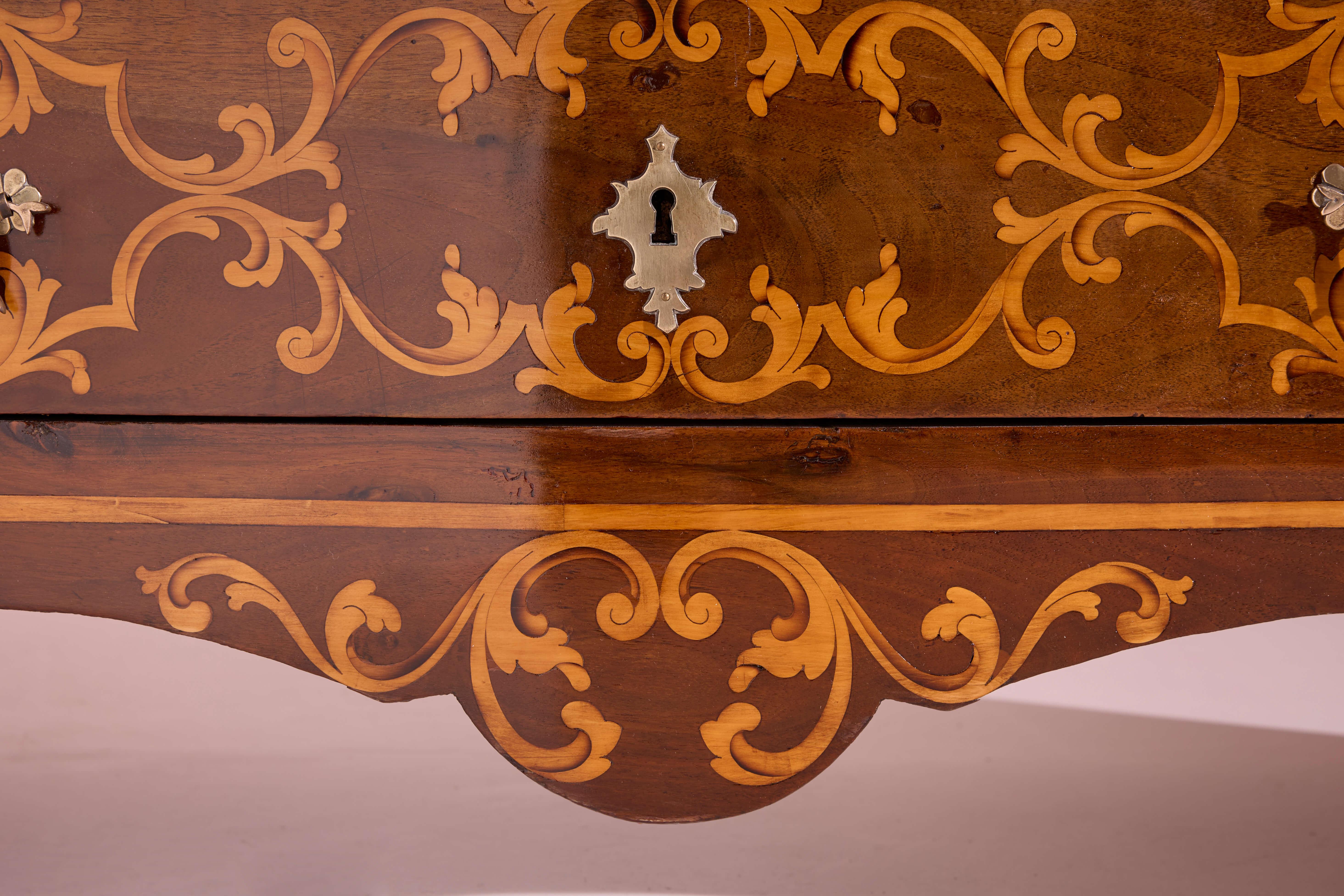Piedmont walnut chest of drawers, Louis XV, Italy, mid-18th, mid-18th century For Sale 1