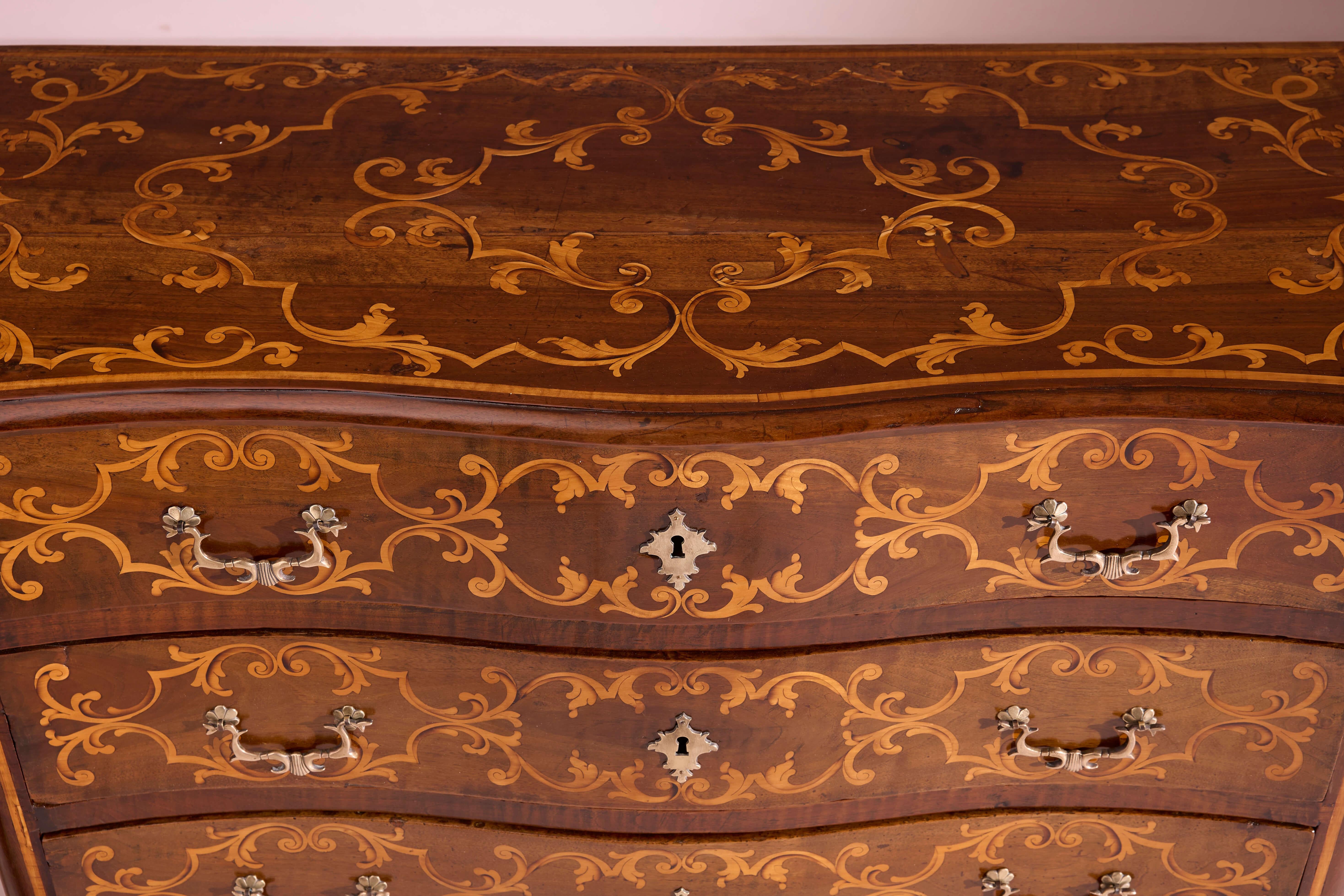Piedmont walnut chest of drawers, Louis XV, Italy, mid-18th, mid-18th century For Sale 2