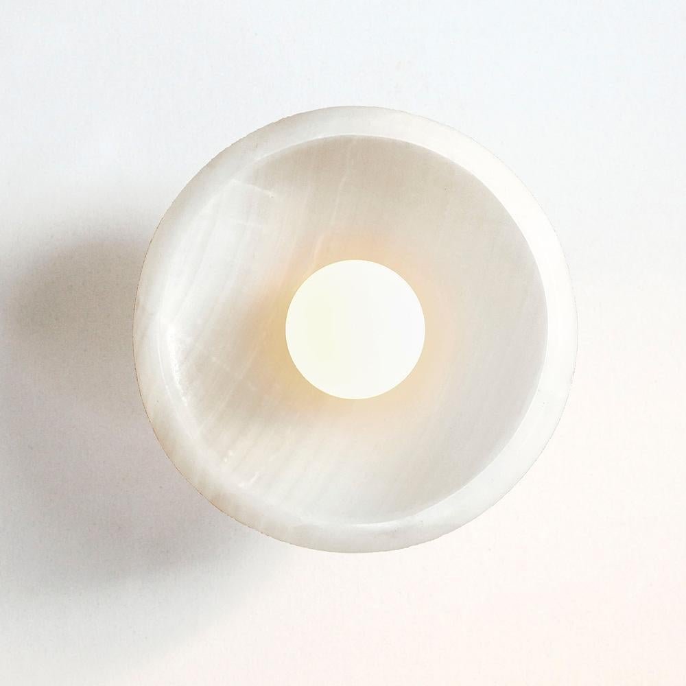 Lámpara de sobremesa de ónice de leche tallado a mano, Colección Piedra Lighting Siglo XXI y contemporáneo en venta