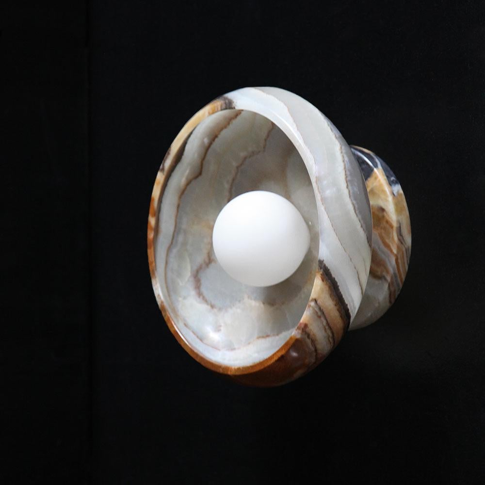 Intagliato Sconce in Terra Onyx intagliata a mano , Collezione Piedra Lighting in vendita