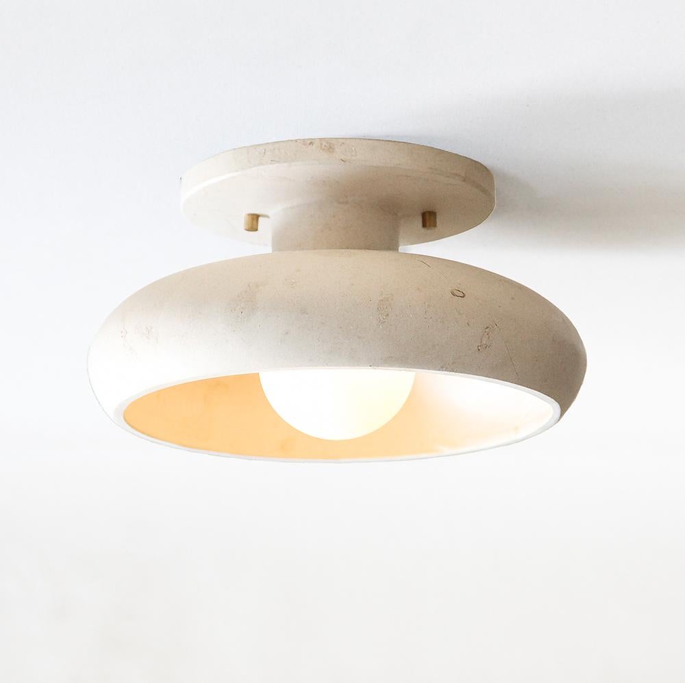 Mid-Century moderno Semifuoco in marmo travertino intagliato a mano, collezione Piedra Lighting in vendita