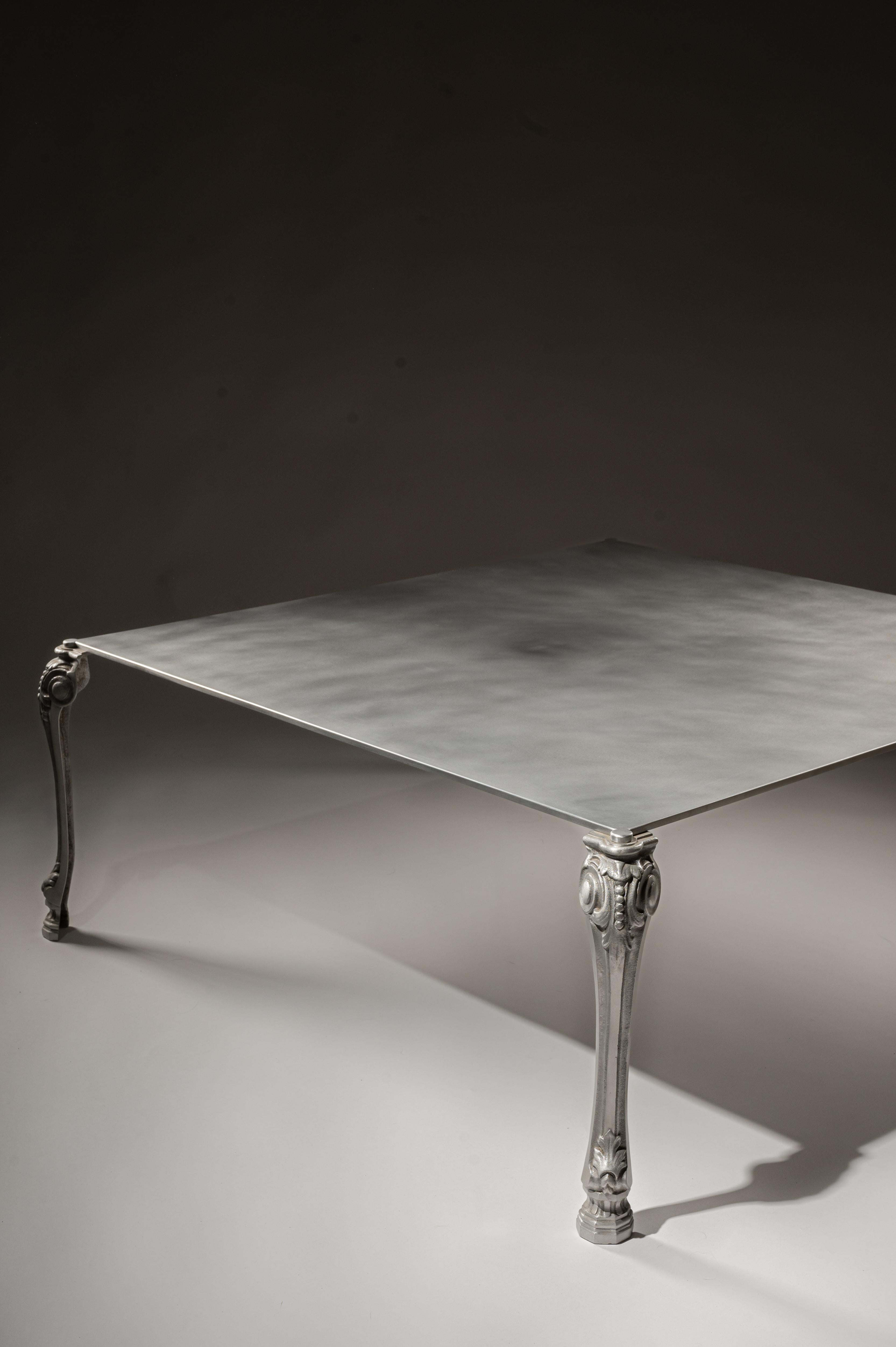 la sobriété de son plateau associé a ces pieds de style rend cette table à la fois très moderne et intemporelle 
elle saura sublimer votre salon quelque soit votre genre d'intérieur ;
-design, par sa pureté et la couleur de l'aluminium 
ou plus