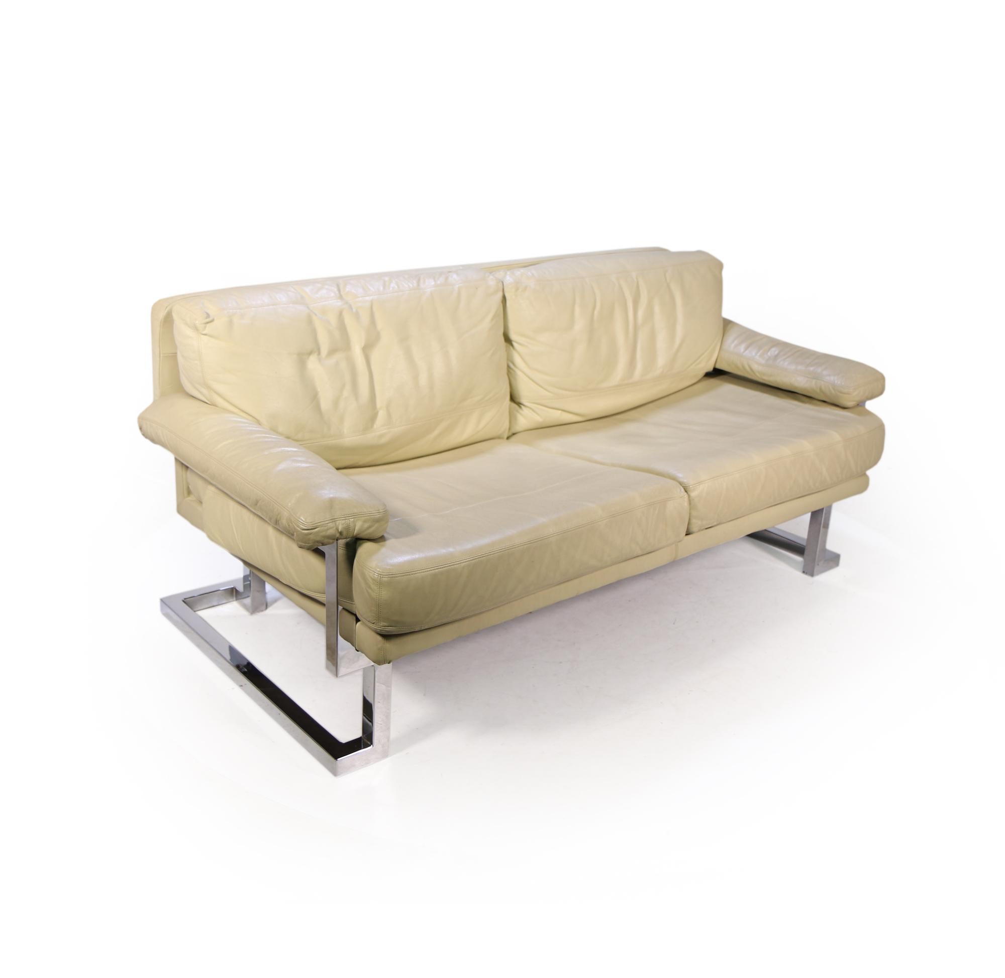 This iconic Mandarin sofa produced by Pieff features a chromed steel frame and cream leather upholstery, the sofa is in very good vintage original condition throughout, with no rips tears or repairs to the leather, and the chromed frame is alto in