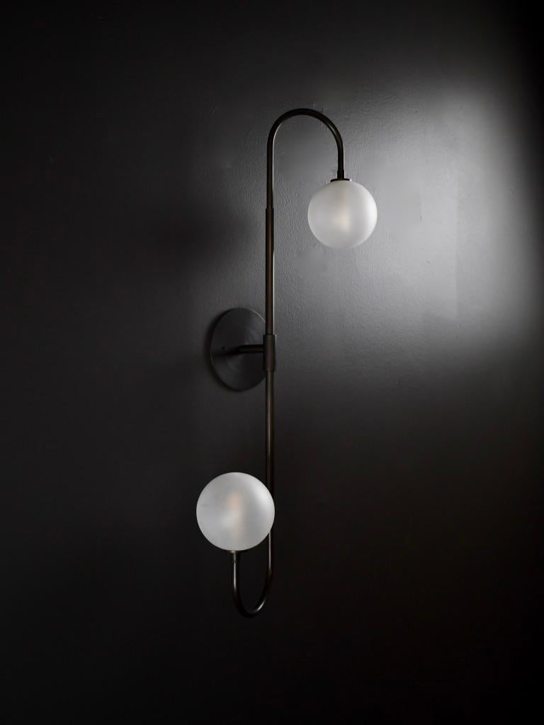 XXIe siècle et contemporain Lampe murale ou plafonnier Piega en bronze et verre huilé par Blueprint Lighting en vente