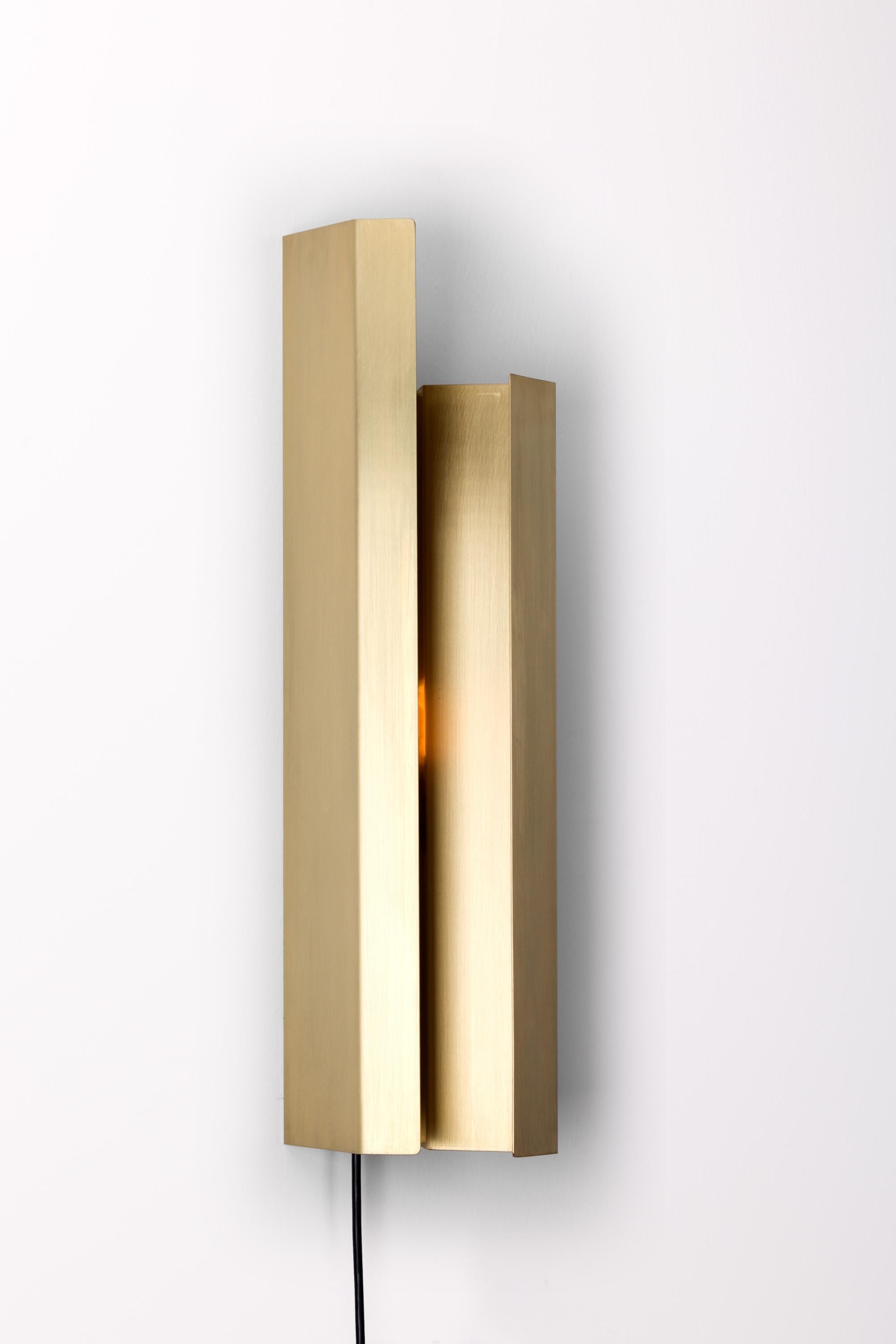 Piega wall sconce by Mingardo
Dimensions: D15 x W18x H59 cm 
Materials: Satin natural brass
Weight: 6 kg

Also Available in different finishes.

All our lamps can be wired according to each country. If sold to the USA it will be wired for the