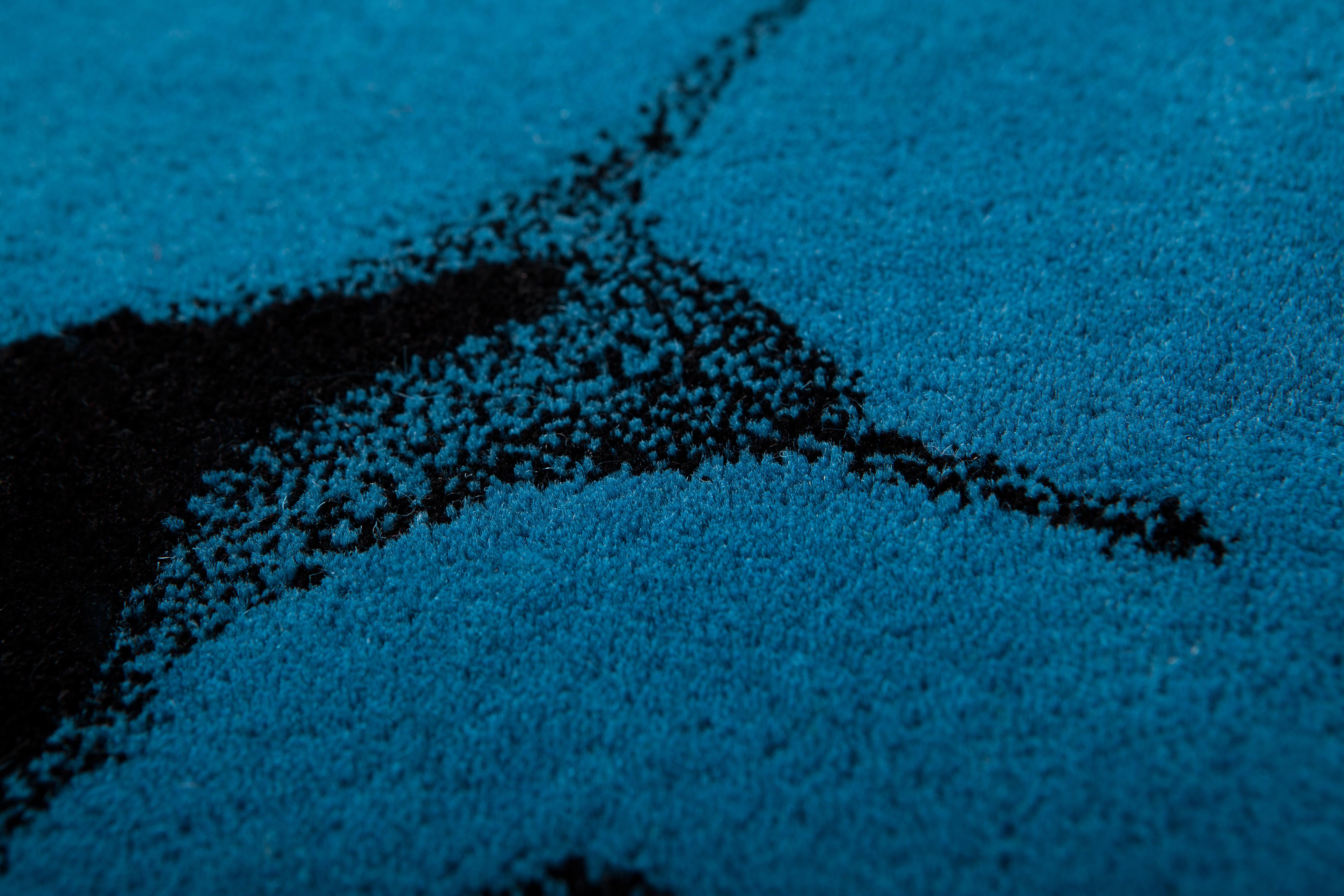 An elegant and refined rug, perfect for any space
Handtufted in wool and viscose, this carpet is available 3 variations
Size: 200 x 300 cm
Design by Rosapaki.