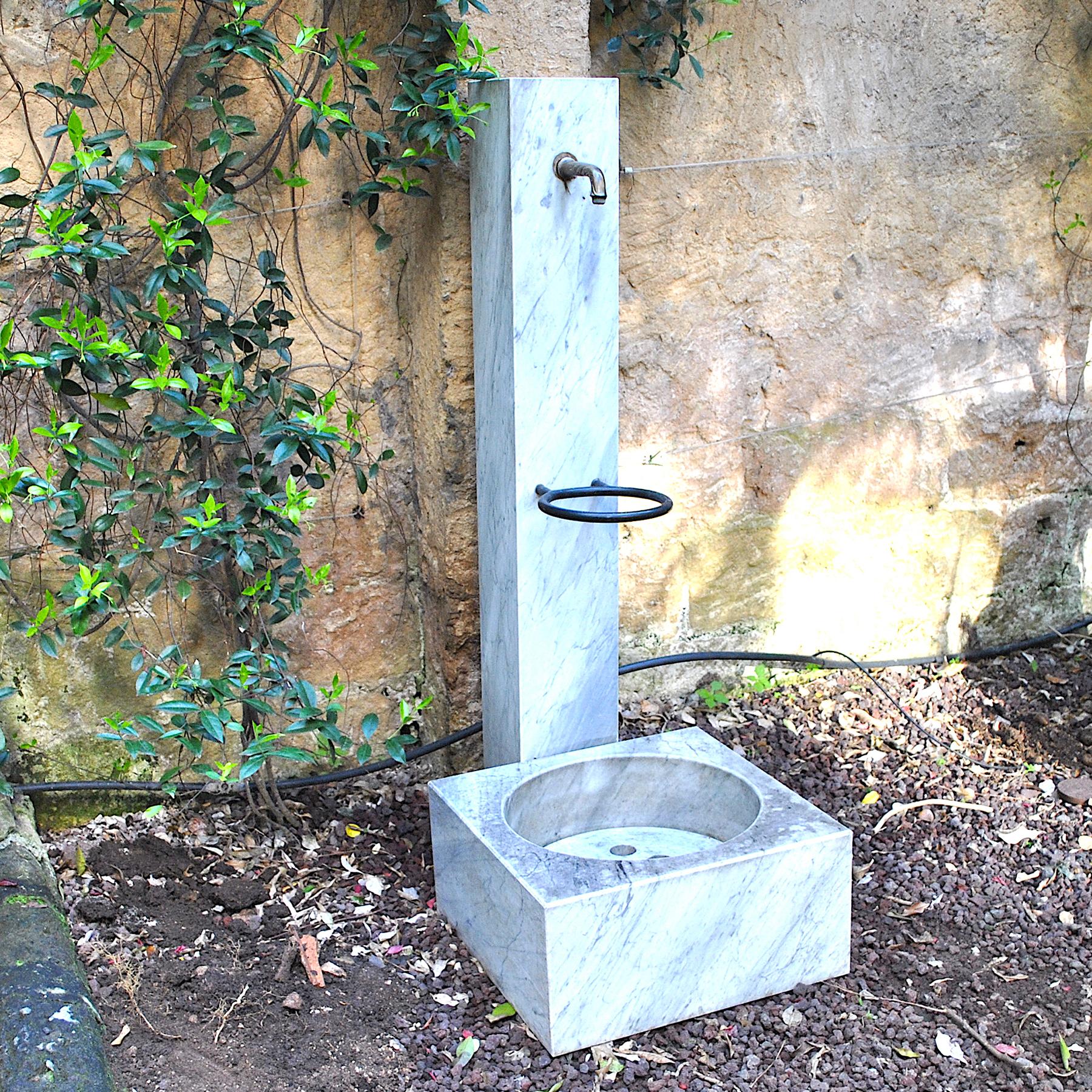 Brunnen aus Marmor von Alessandro Giusti und Egidio De Rosa, 80er Jahre (Moderne der Mitte des Jahrhunderts) im Angebot
