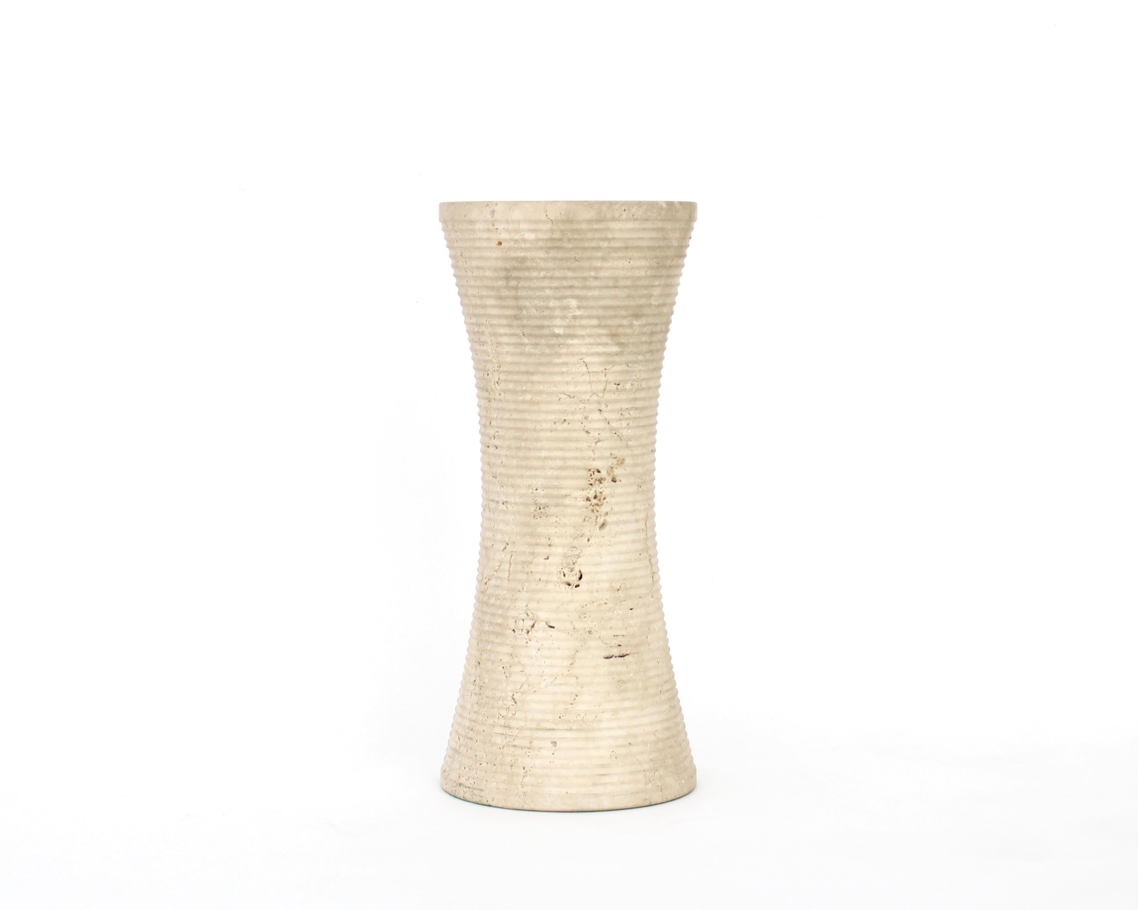 Vaso scultoreo in travertino di Pier Alessandro Giusti e Pier Alessandro Giusti per Up&Up Italia, circa 1980. Questo vaso è fortemente segnato o inciso dal basso verso l'alto in un motivo circolare che lo rende molto abile tecnicamente. 
Il