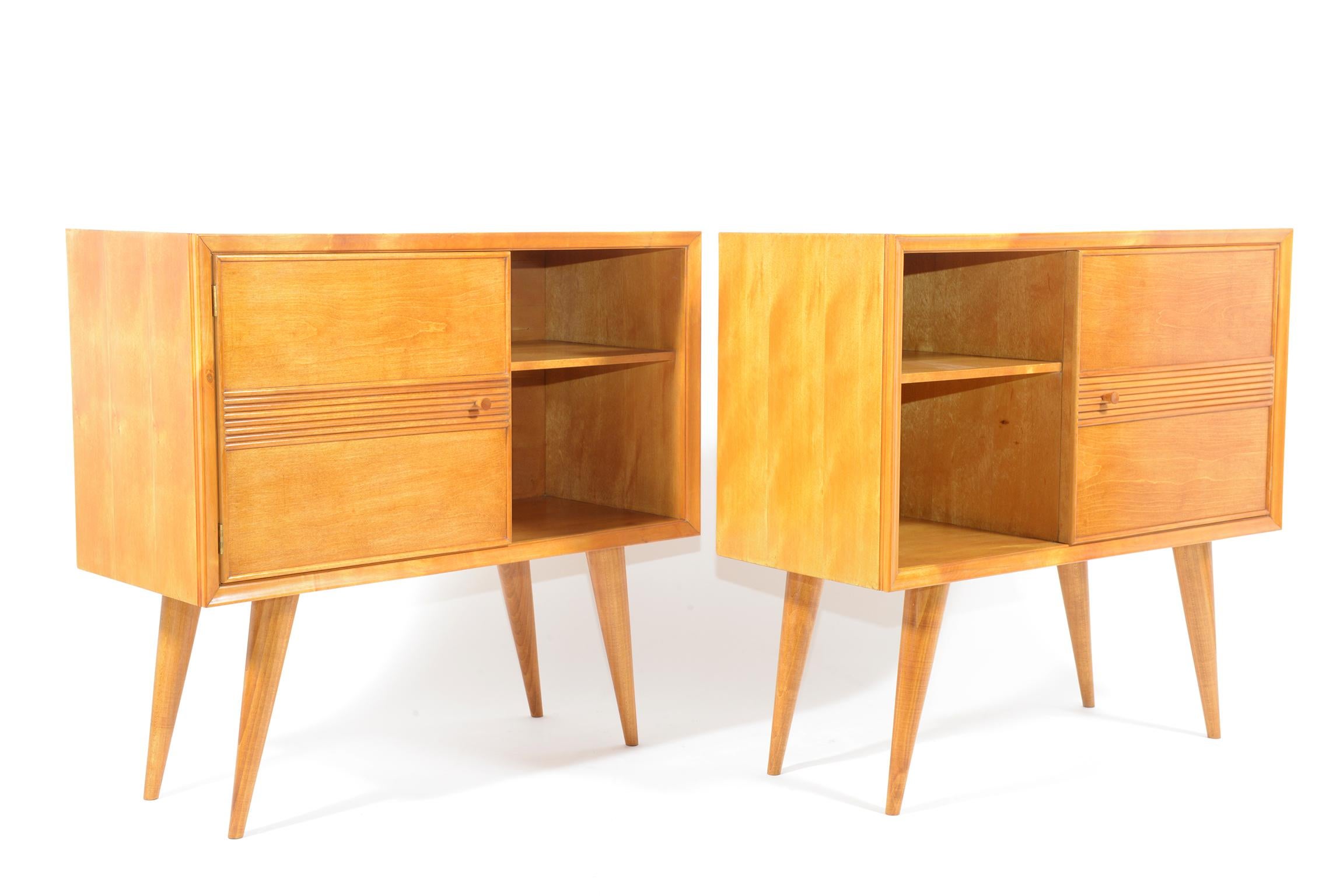 Mid century Italian pair of satin wood cabinet slender conic legs, doors with shelve inside.
This pair of cabinets belong to a holiday home projected by Pier Giulio Magistretti in the 1940.
Thanks to their size they can be used like cabinets or