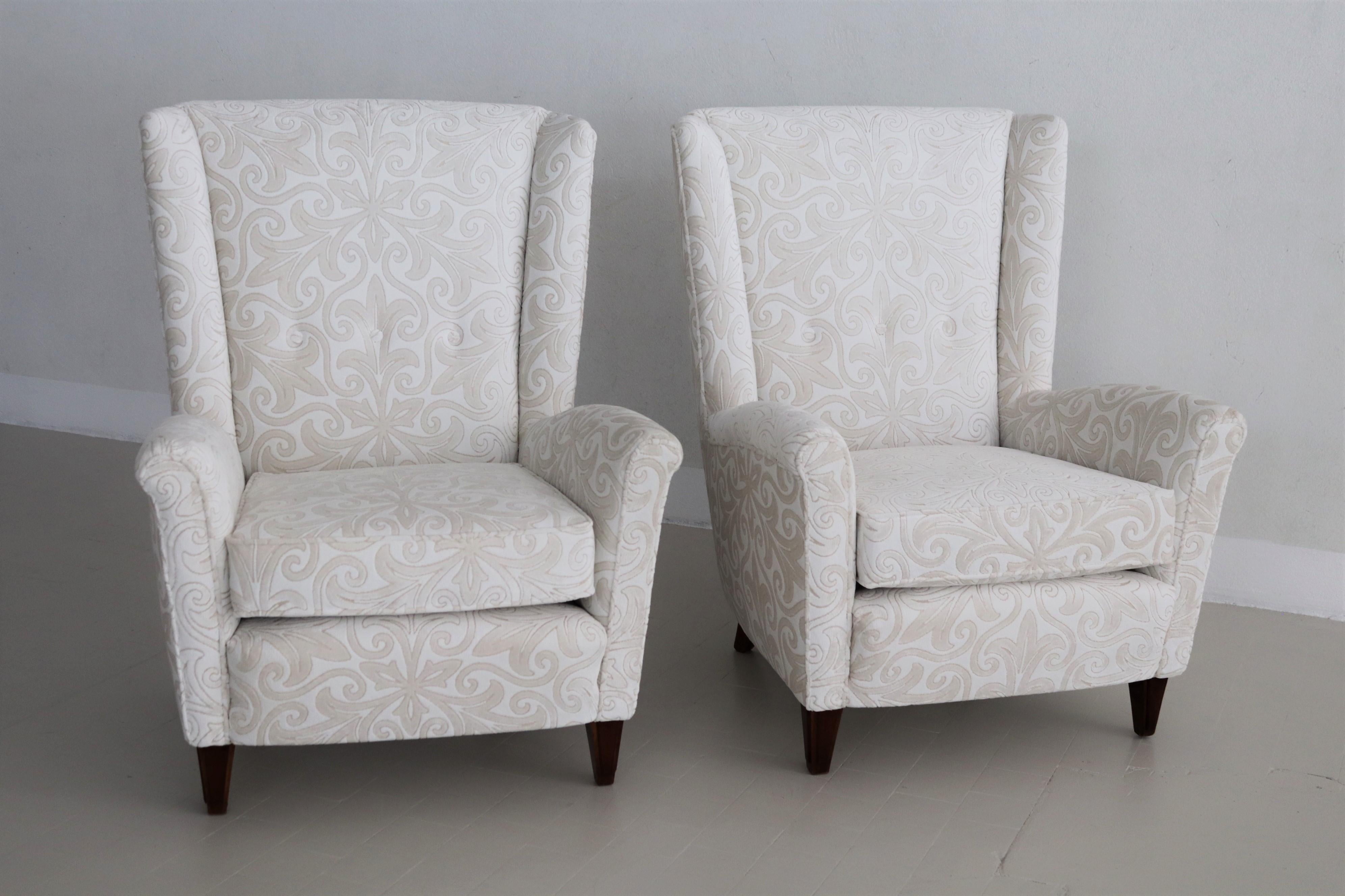Magnificent pair of two luxury bergères completely restored and re-upholstered with new particular velvet. 
The two cushions are completely new.
Made by Pier Luigi Colli, Turin, during the 1940s-1950s.
The armchairs come with the original 