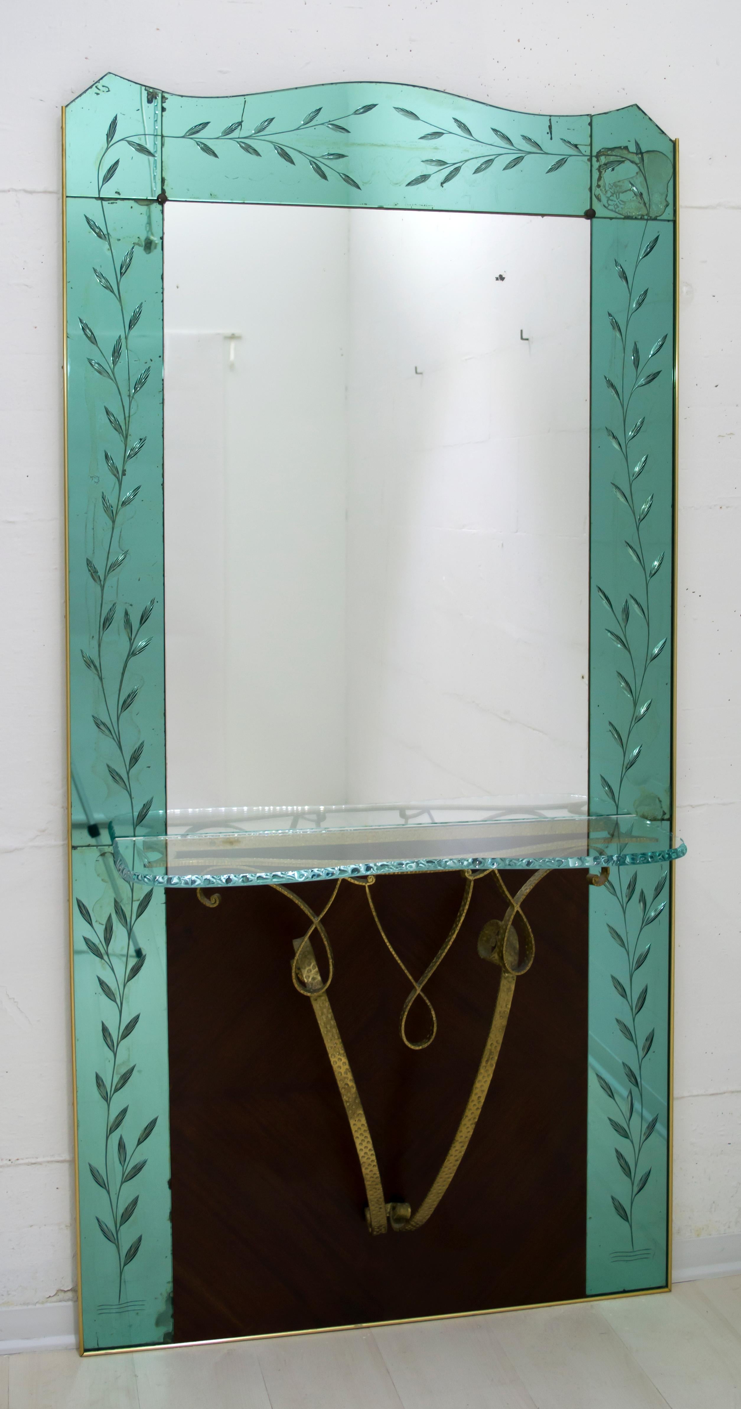 Beautiful entrance mirror with consol, sophisticated, elegant, designed by Pier Luigi Colli
The mirror, even if it has stains due to time, remains beautiful, gives a touch of authenticity and originality, it is almost entirely handmade in Turin,