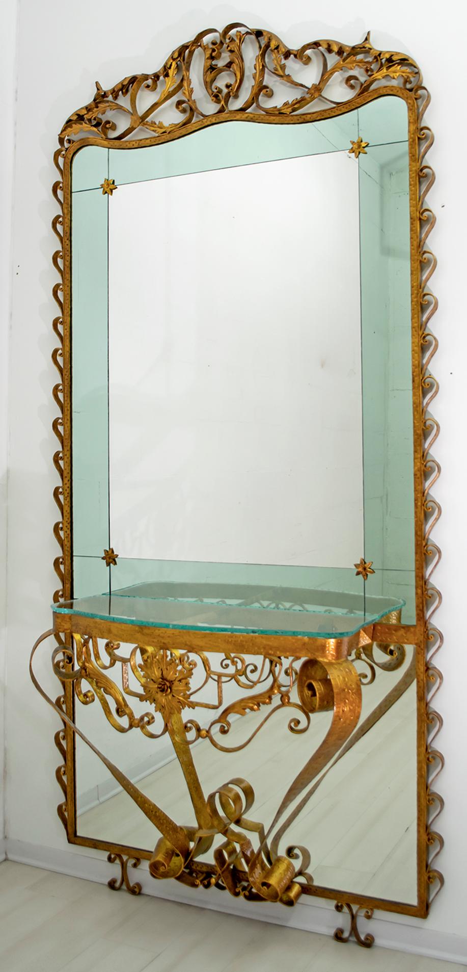 Beau, grand et majestueux miroir d'entrée avec console, sophistiqué, élégant, conçu par Pier Luigi Colli, Italie, Turin 1950
Le cadre est en fer forgé, fabriqué à la main, le miroir est en deux couleurs, vert et transparent, le plateau de la