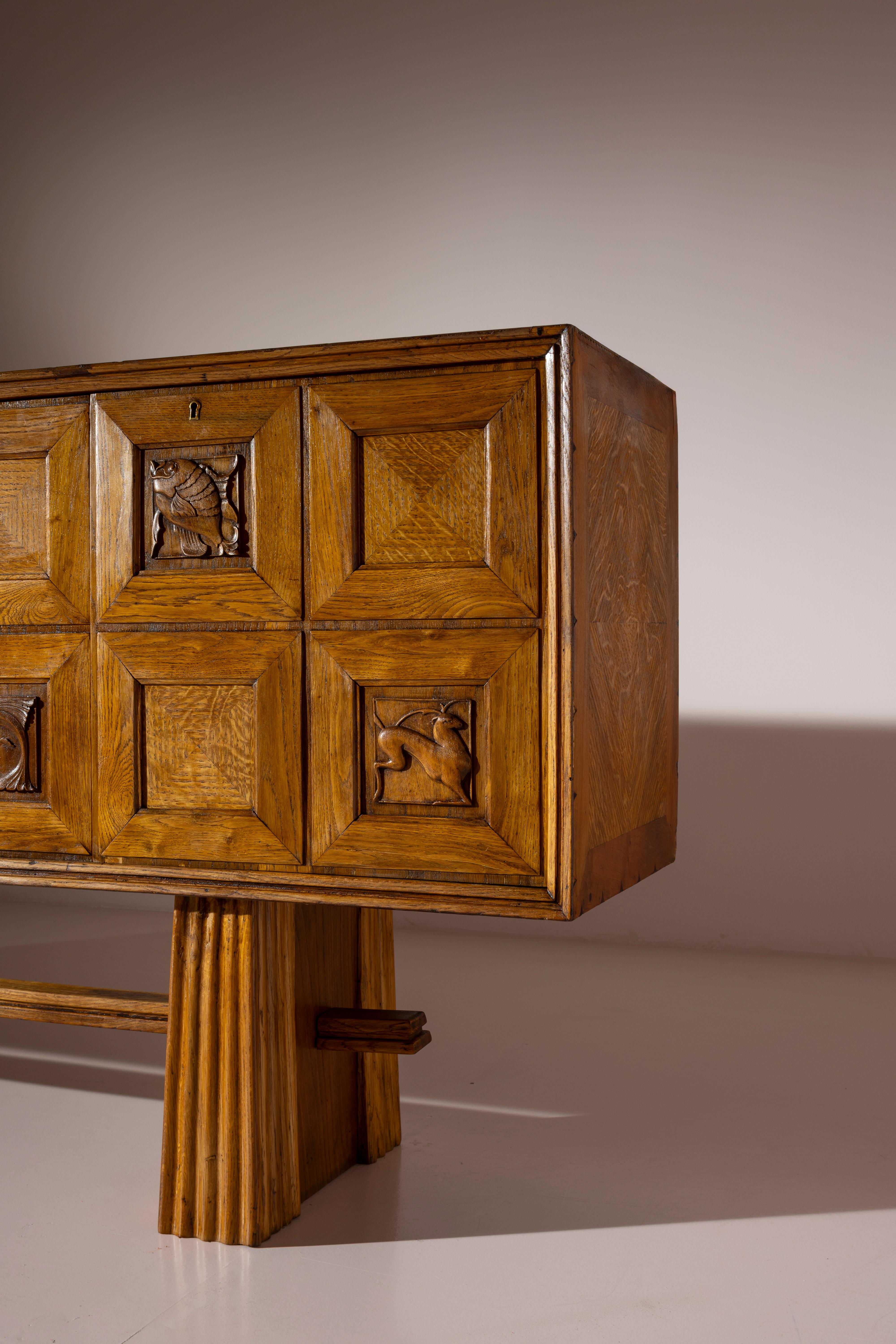 Mid-Century moderno Pier Luigi Colli Credenza in legno di Oak con intarsi in noce intagliato, Italia, anni '40 in vendita