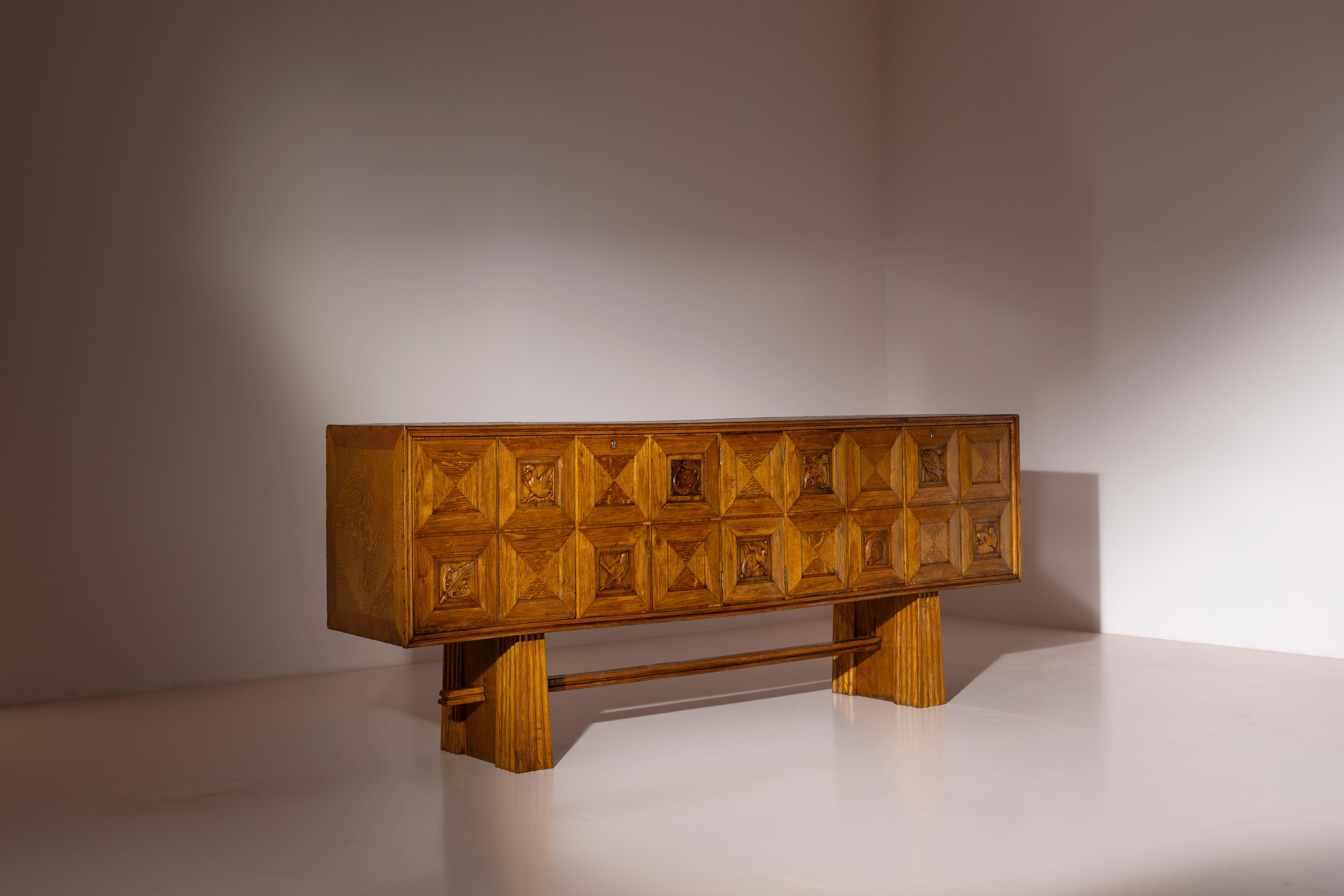 Italiano Pier Luigi Colli Credenza in legno di Oak con intarsi in noce intagliato, Italia, anni '40 in vendita