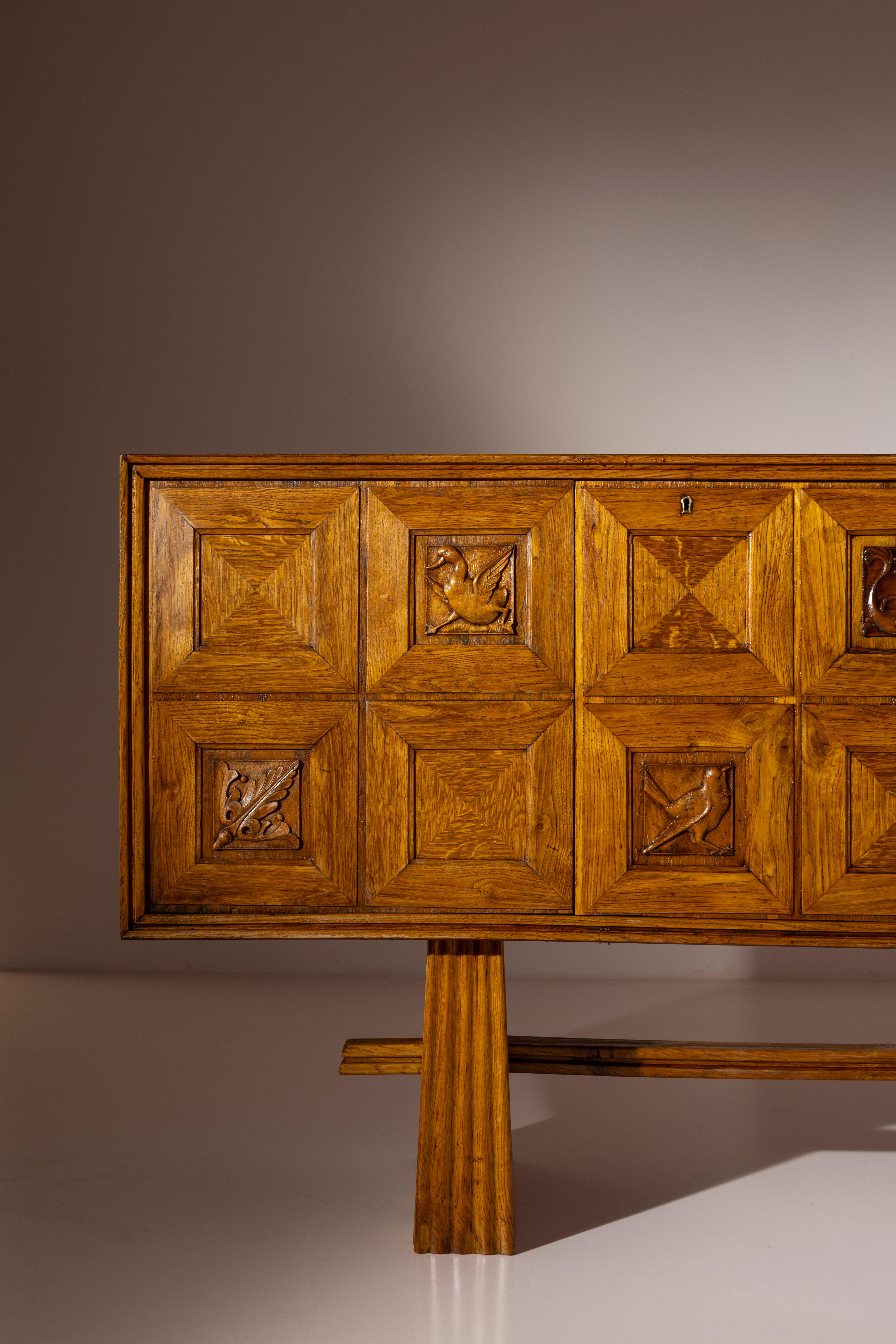 Intagliato Pier Luigi Colli Credenza in legno di Oak con intarsi in noce intagliato, Italia, anni '40 in vendita