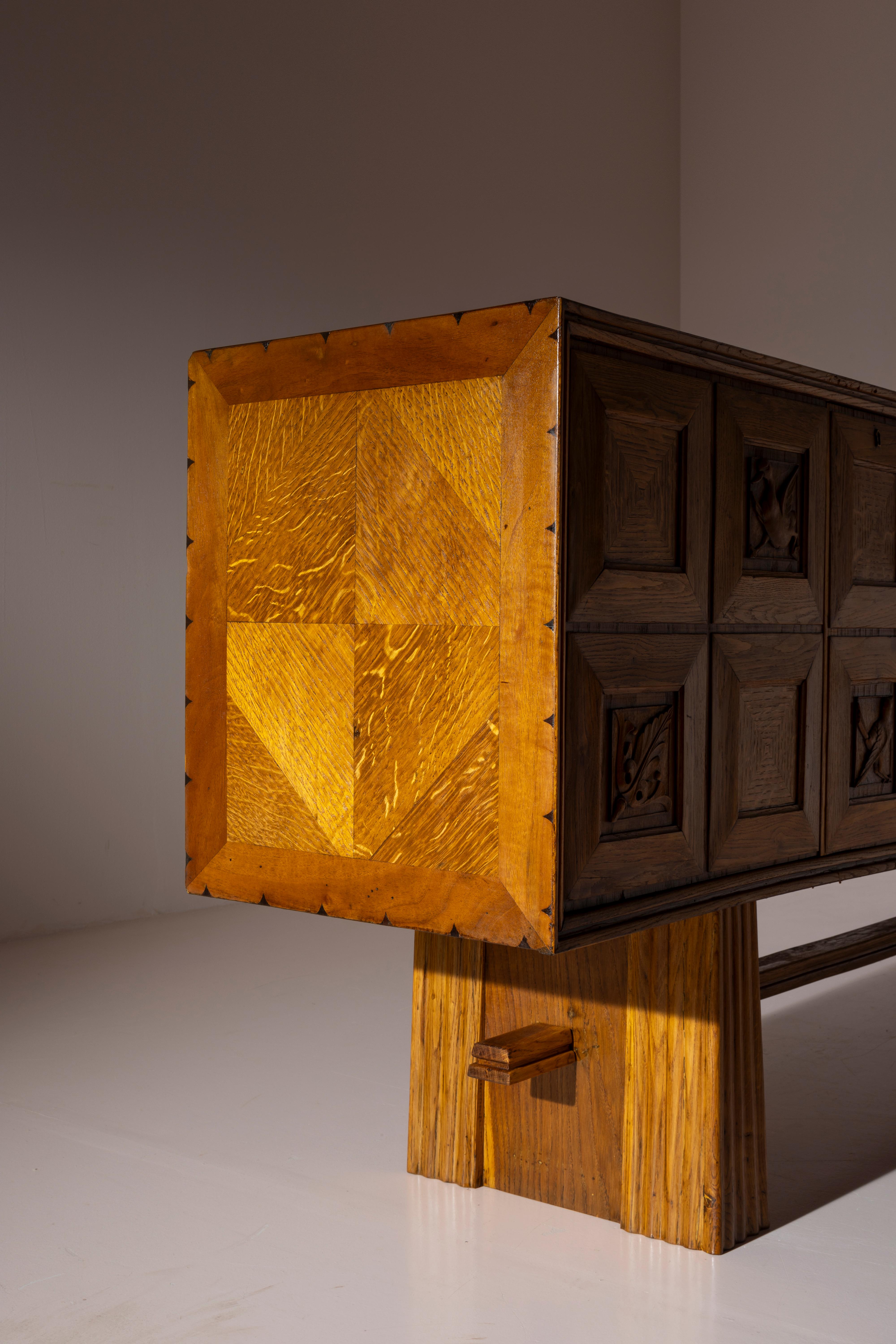 Pier Luigi Colli Credenza in legno di Oak con intarsi in noce intagliato, Italia, anni '40 In condizioni buone in vendita a Chiavari, Liguria