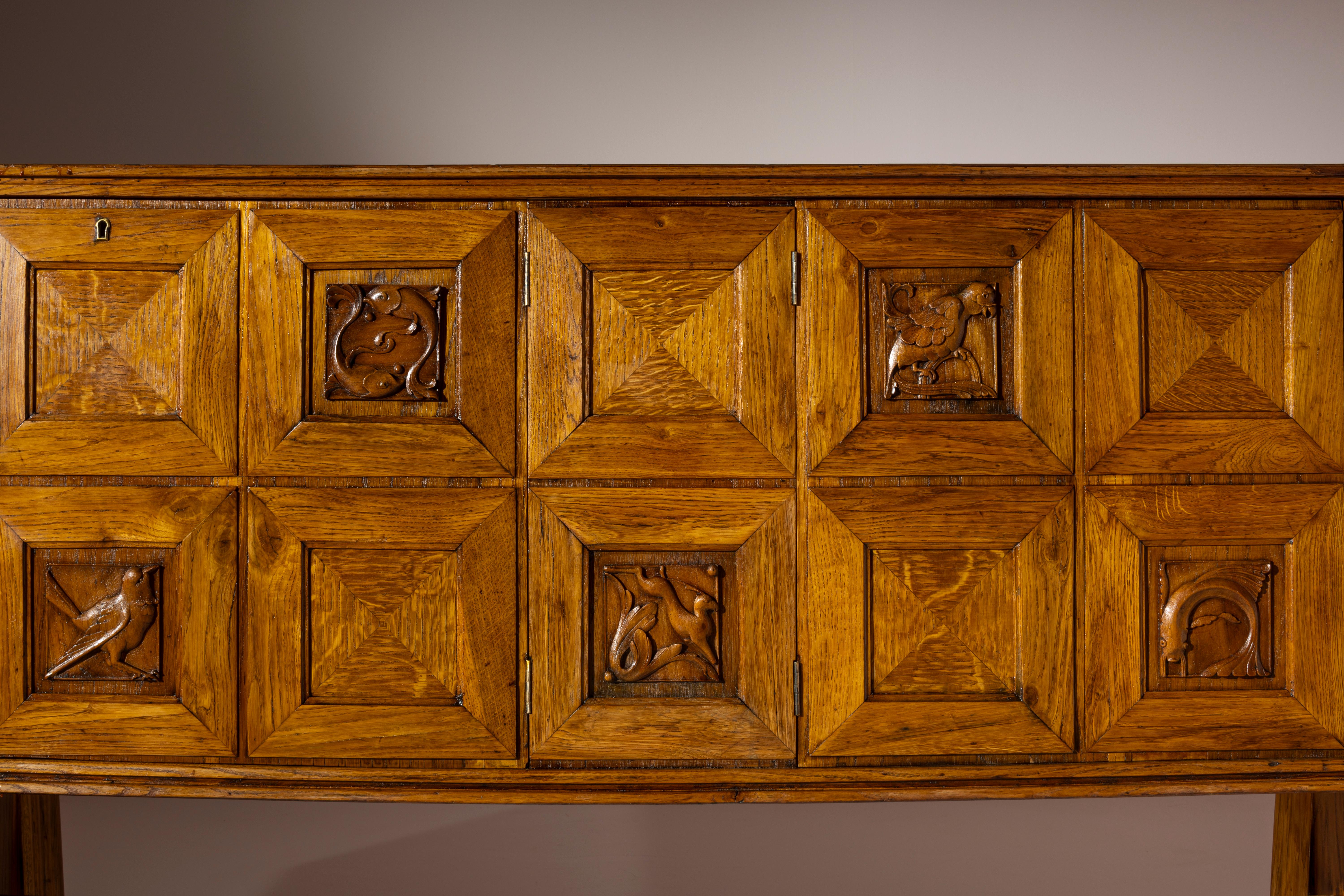 Metà XX secolo Pier Luigi Colli Credenza in legno di Oak con intarsi in noce intagliato, Italia, anni '40 in vendita