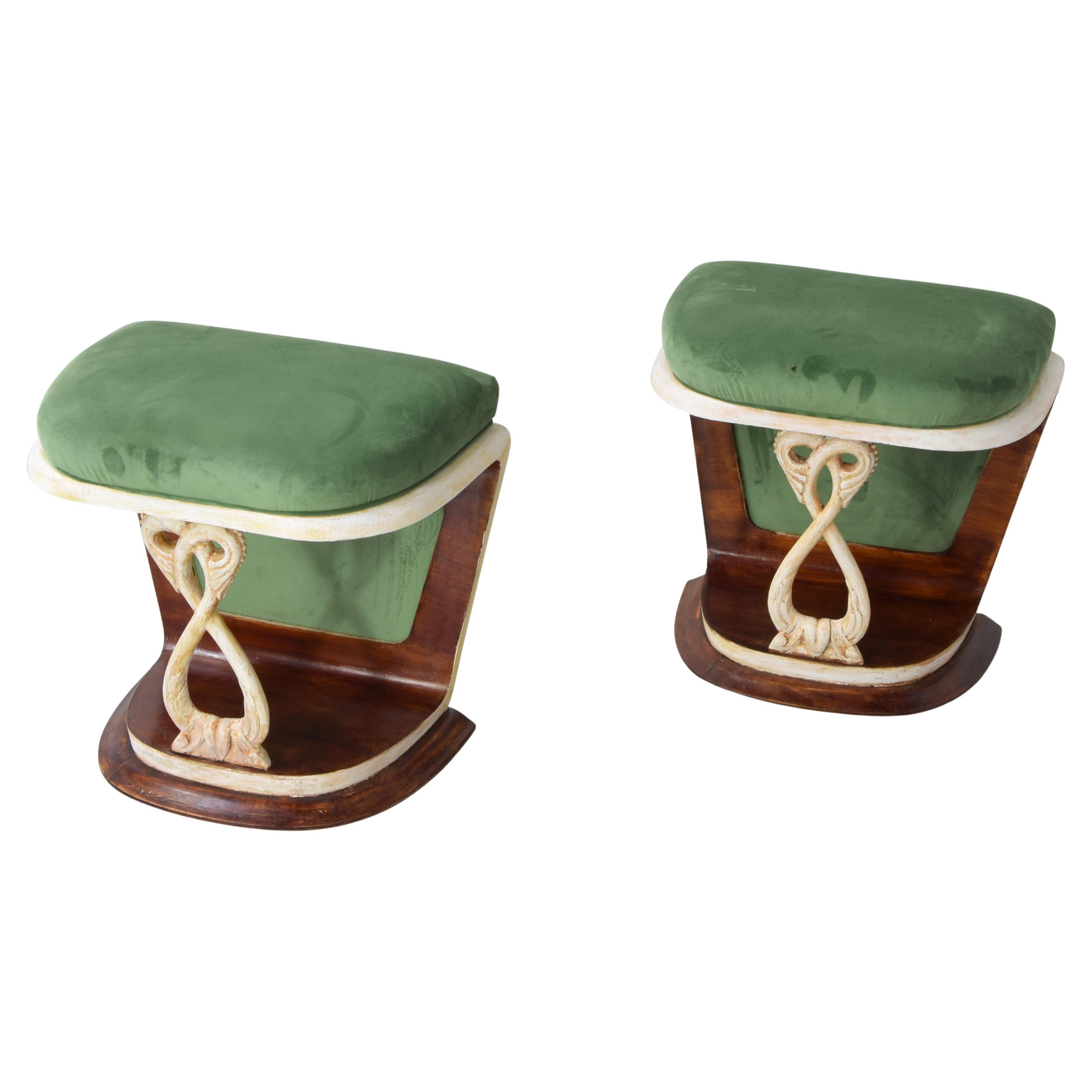 Pareja de taburetes de diseño italiano, probablemente de la época Art Decó o Mid-Century, de los años 40 o 50. Se atribuyen a Pier Luigi Colli, en particular el modelo.

Los taburetes tienen un armazón de madera oscura y curvada con un asiento