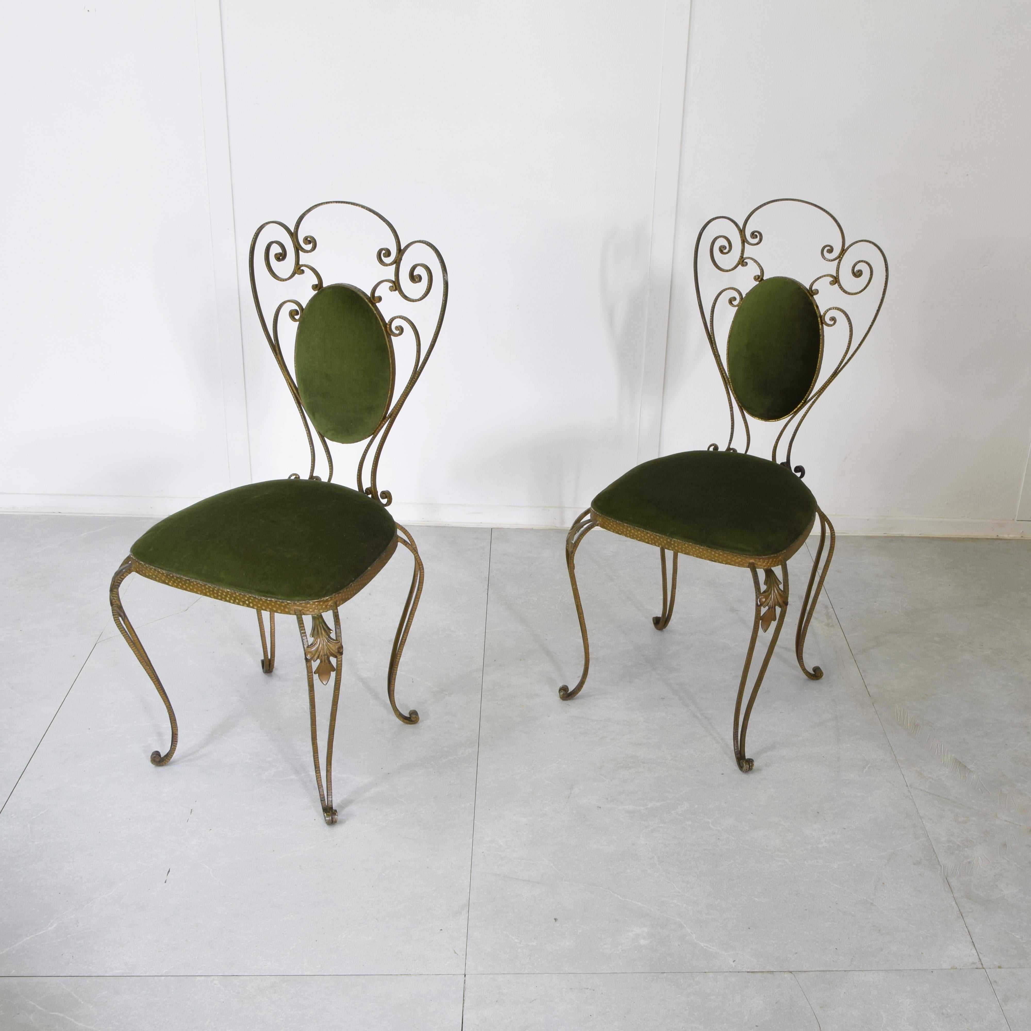 Paire de chaises ou fauteuils de toilette/chambres à coucher attribués au célèbre designer et artisan italien Pier Luigi Colli (actif entre les années 1940 et 1960), connu pour son utilisation magistrale du métal forgé et du laiton