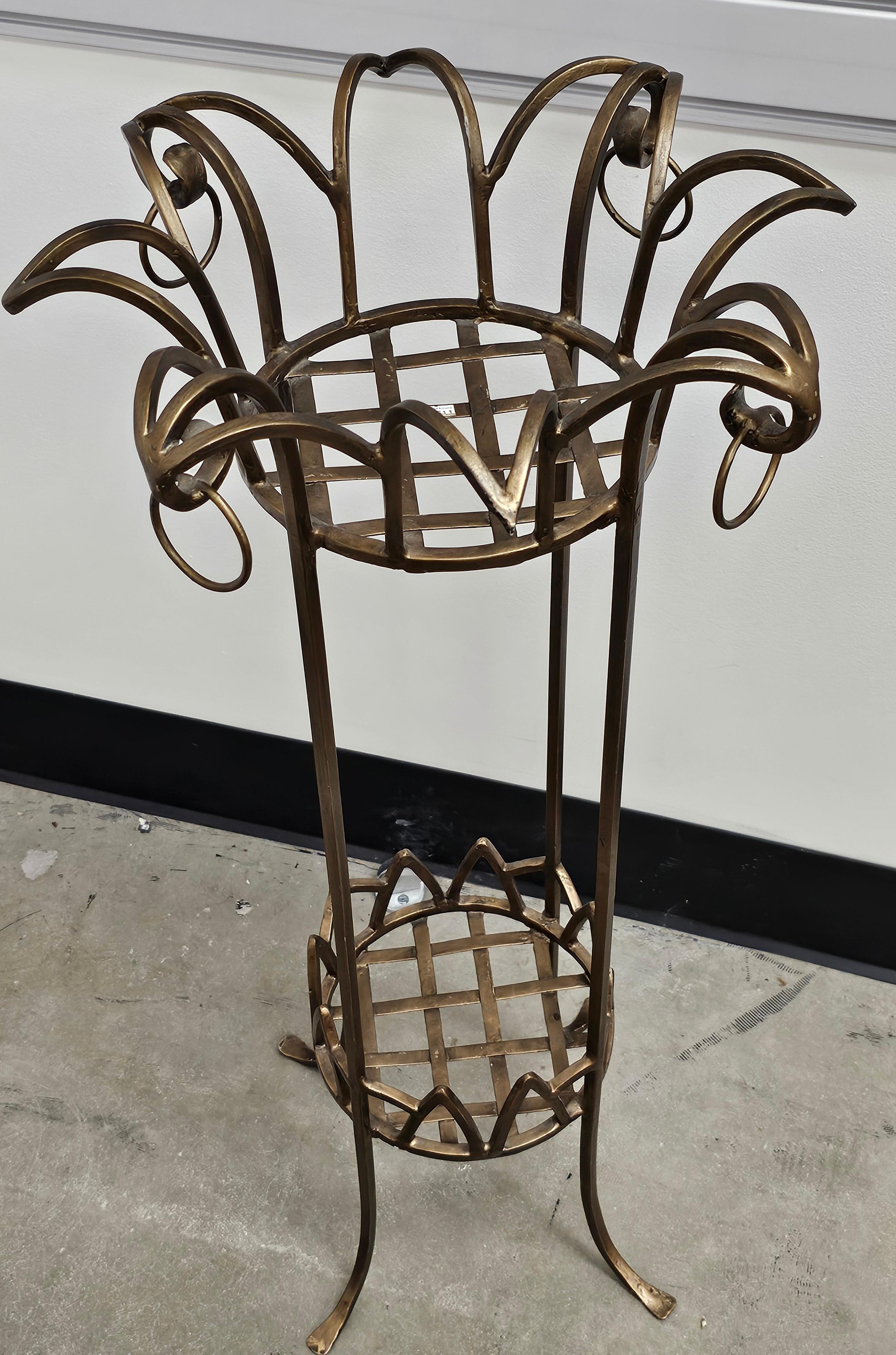 Eine späte 20. Jahrhundert Pier Luigi Colli Stil geschmiedet Wrought Golden Iron Tiered Plant Stand.
Maße: 21,5