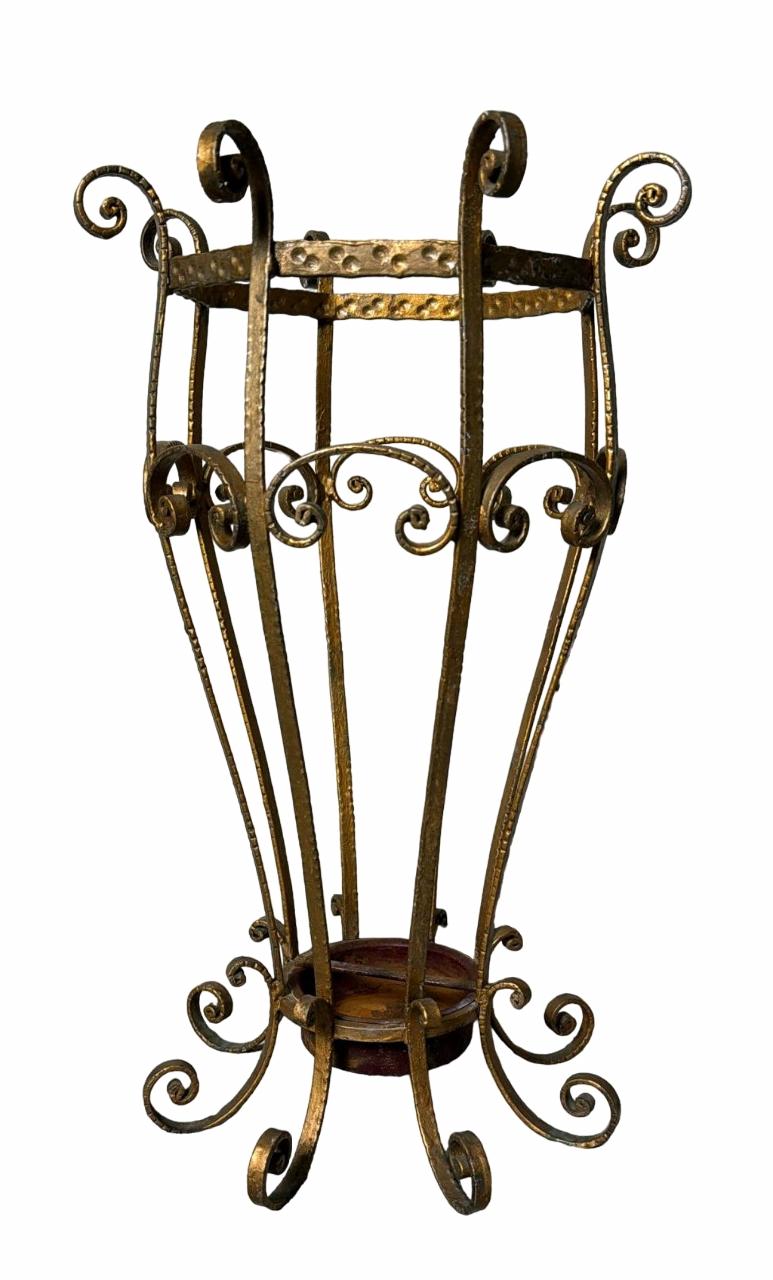 Nous vous invitons à lire la description complète, car nous nous efforçons de fournir des informations techniques et historiques détaillées pour garantir l'authenticité de nos objets. Ce joli et élégant porte-parapluie est fabriqué en fer forgé doré