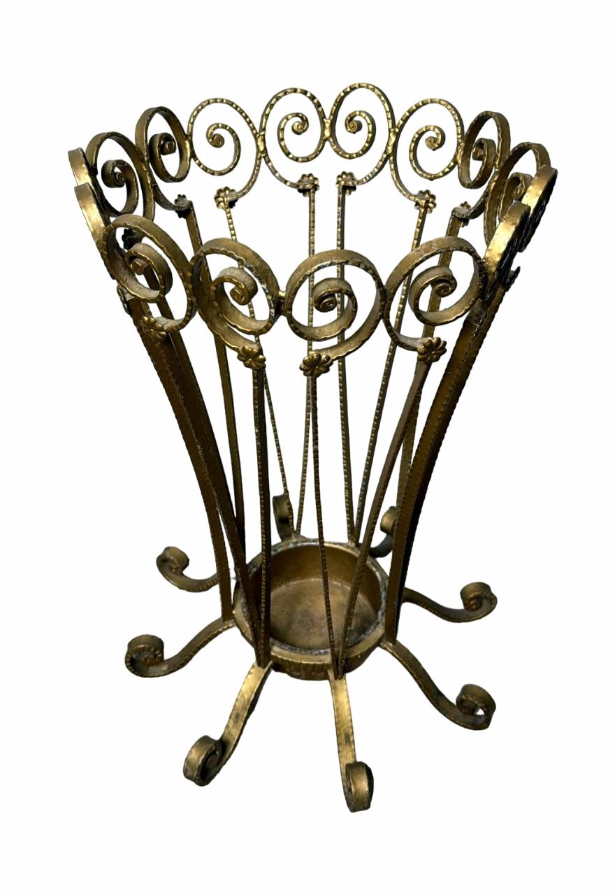 Nous vous invitons à lire l'intégralité de la description, car nous nous efforçons de fournir des informations techniques et historiques détaillées pour garantir l'authenticité de nos articles. Cet élégant porte-parapluies, réalisé en fer forgé