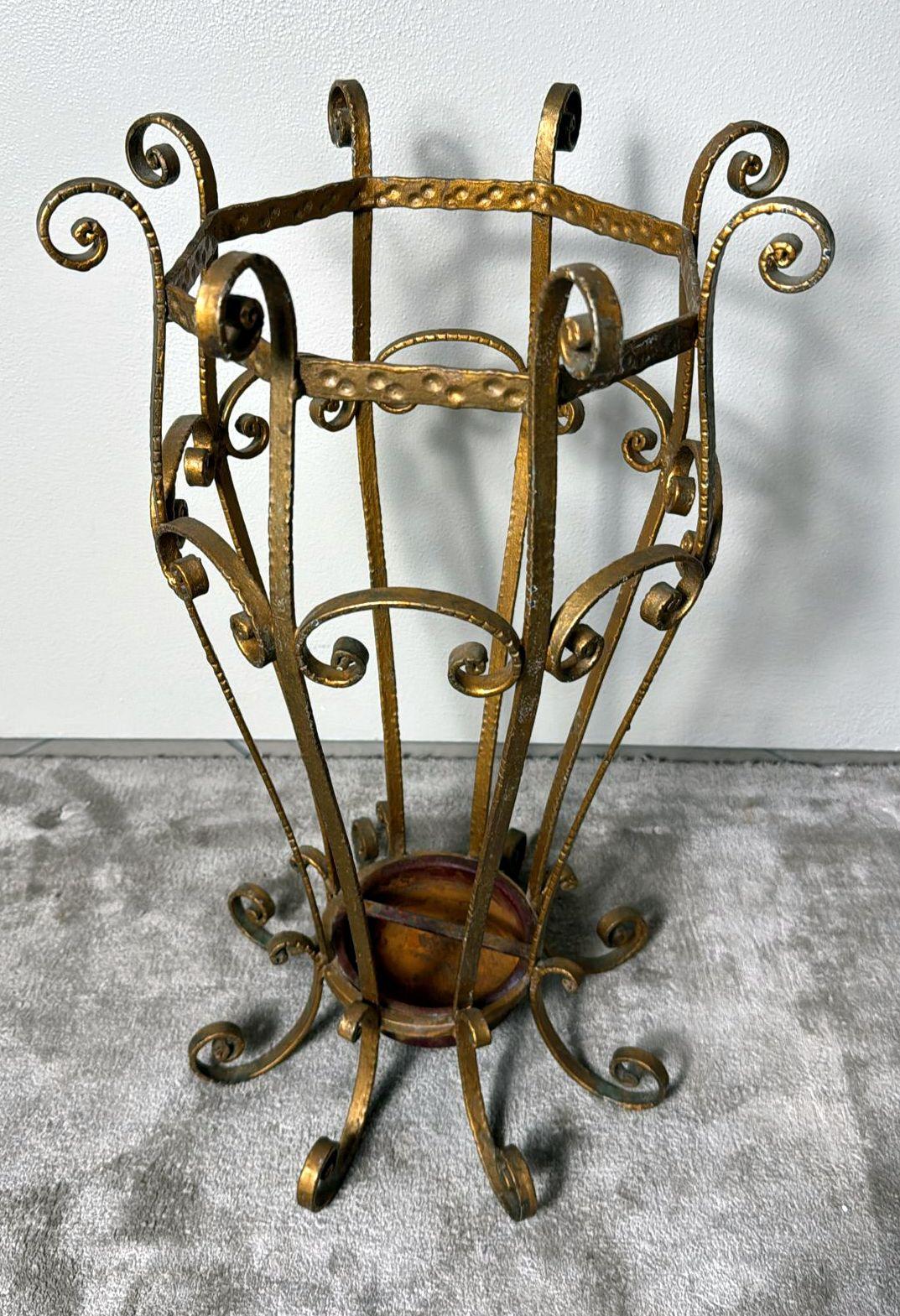 Pier Luigi Colli Style Fer forgé doré Stand Umbrella Bon état - En vente à Prato, Tuscany