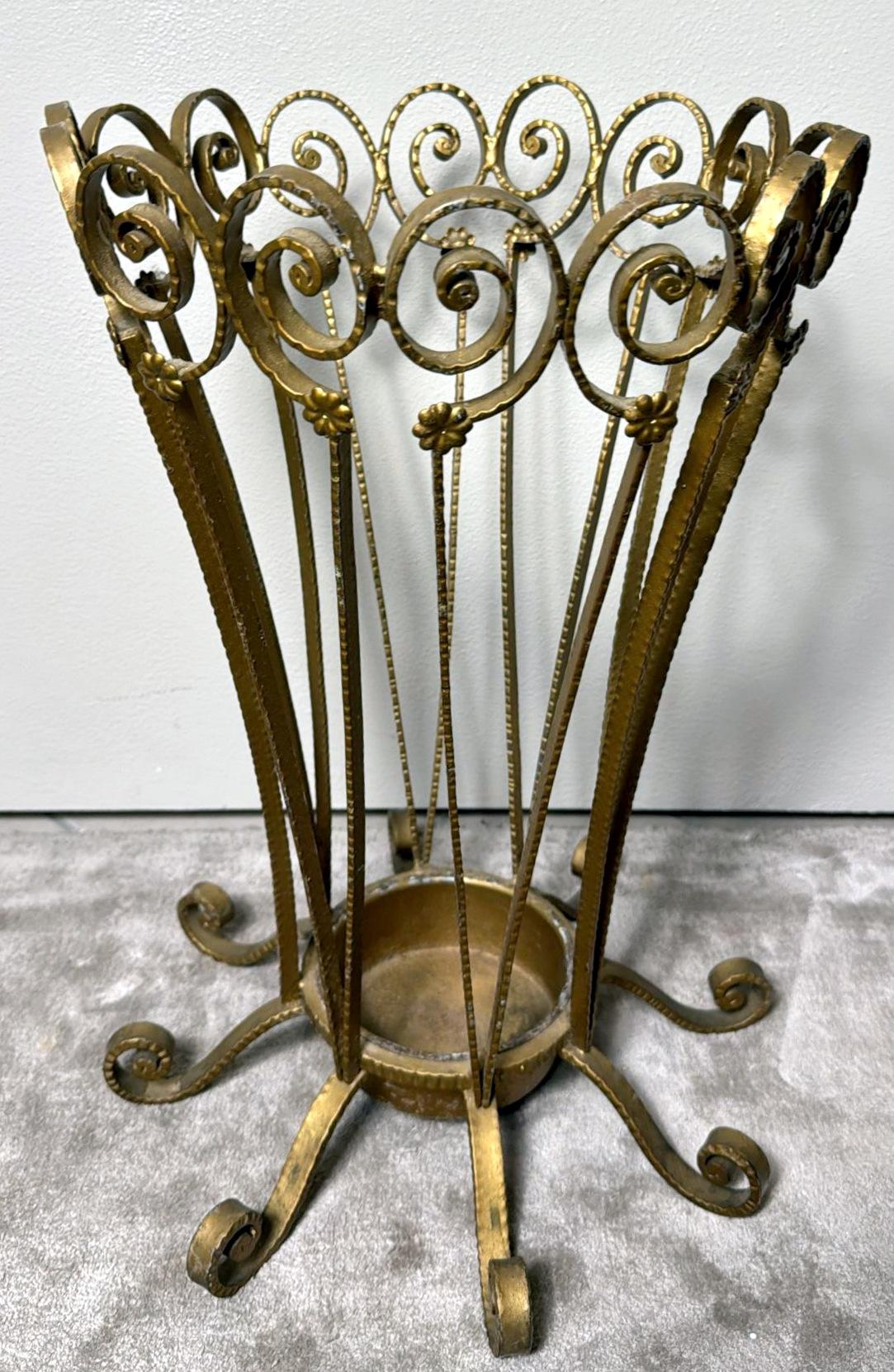 Pier Luigi Colli Style Fer forgé doré Stand Umbrella Bon état - En vente à Prato, Tuscany