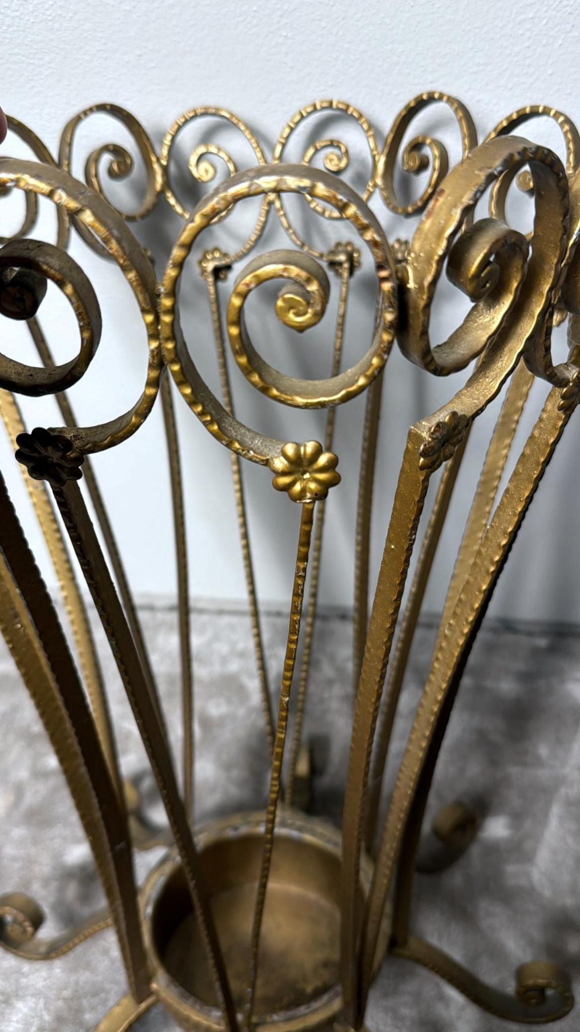 20ième siècle Pier Luigi Colli Style Fer forgé doré Stand Umbrella en vente