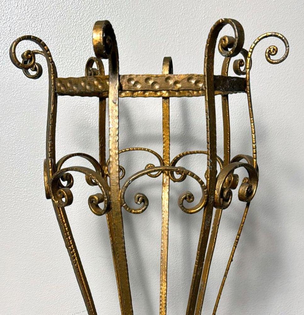 Pier Luigi Colli Style Fer forgé doré Stand Umbrella en vente 1