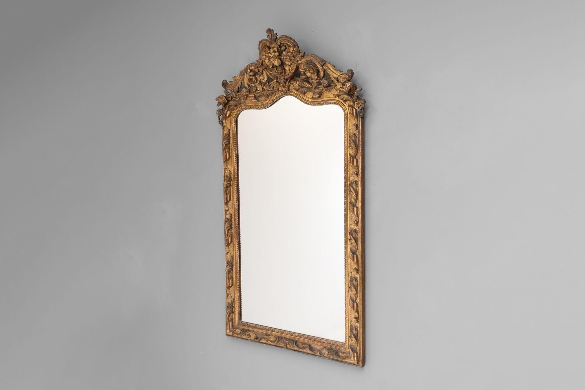 Miroir décoratif français avec plaque et dorure d'origine.
Circa 1870.
H 161cm x L 91cm x P 18cm
Veuillez nous contacter pour obtenir un devis d'expédition précis.