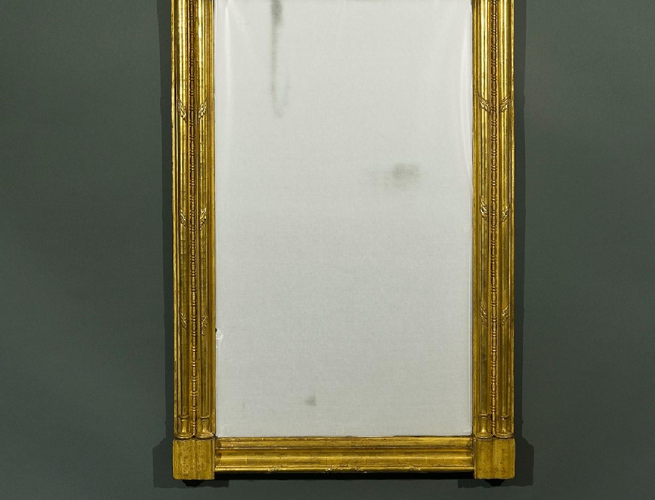 Pfeilerspiegel im neoklassizistischen Stil (Vergoldet) im Angebot