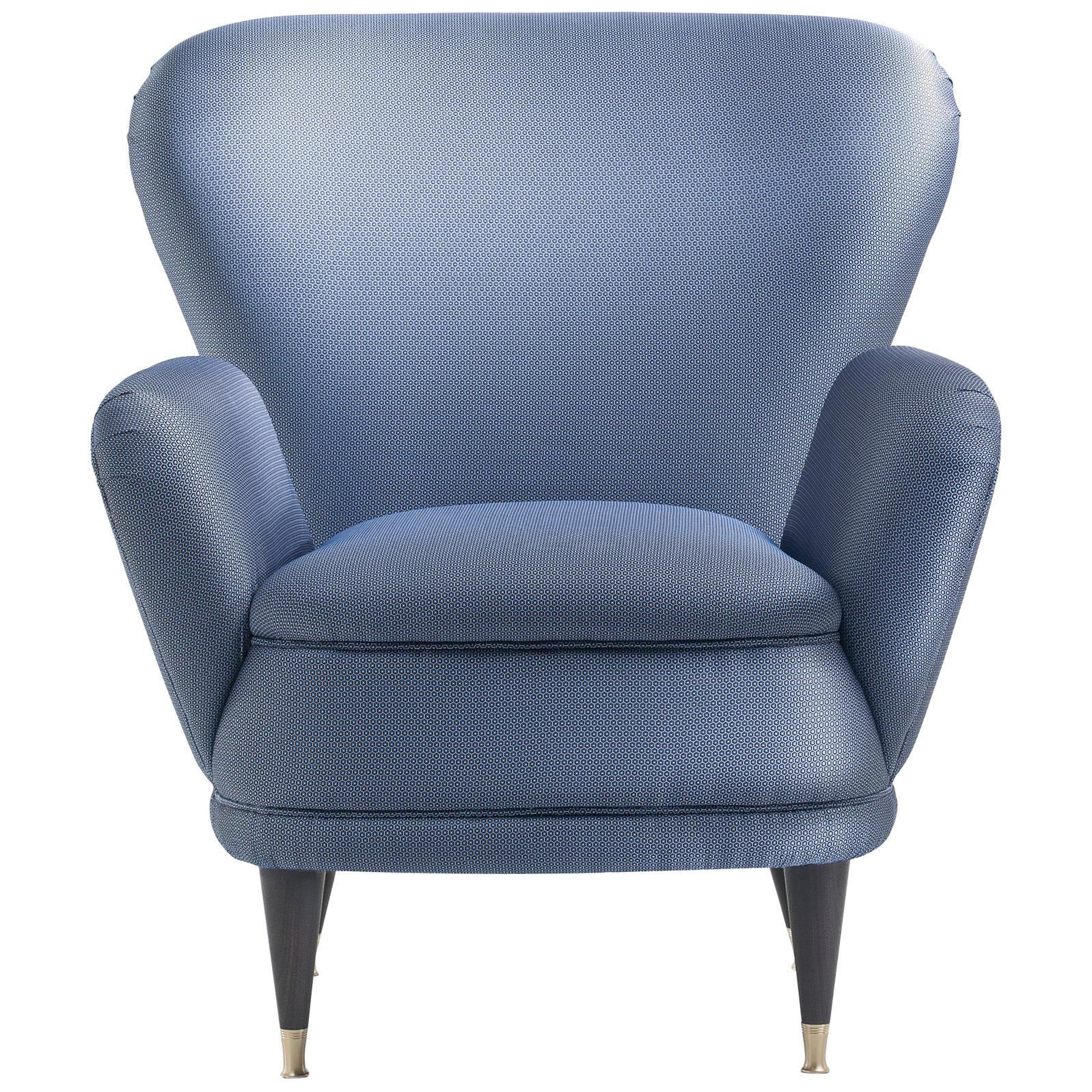 Fauteuil PIERA avec embouts en laiton et recouvert d'un tissu bleu clair en vente