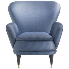 Fauteuil PIERA avec embouts en laiton et recouvert d'un tissu bleu clair