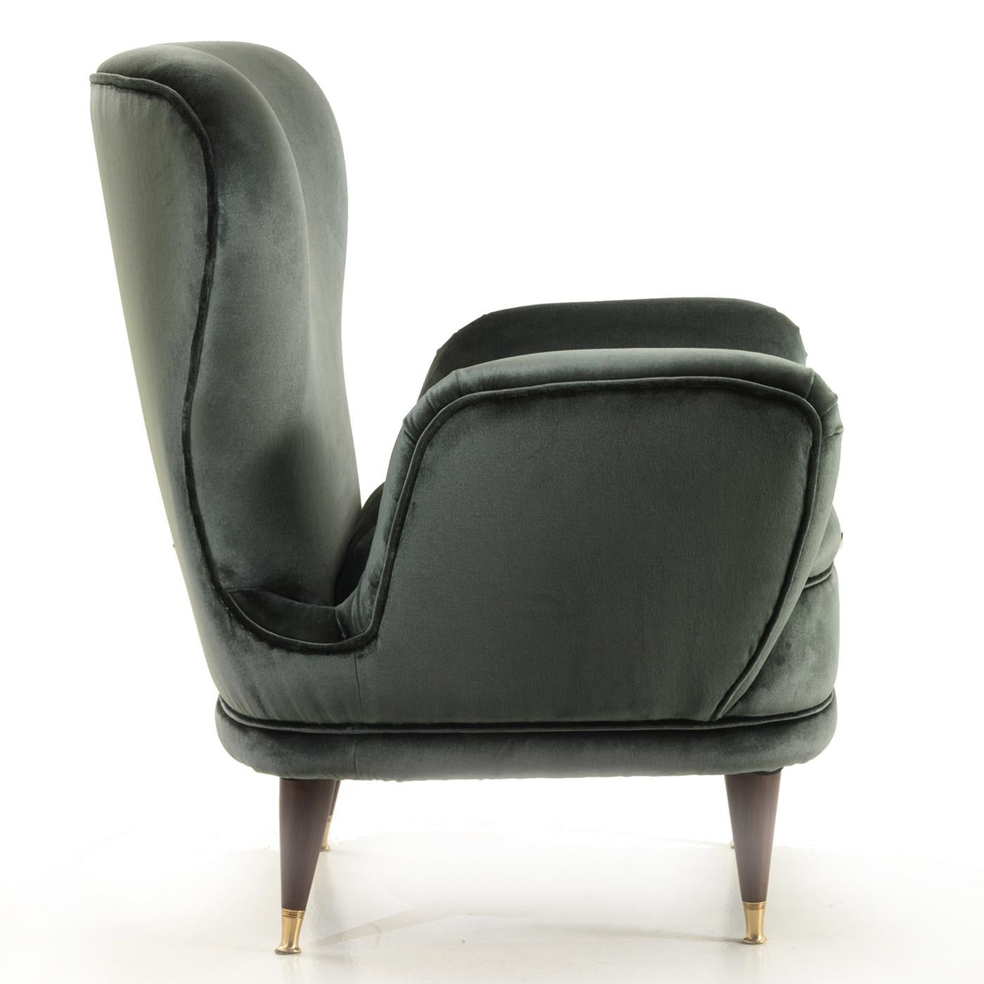 Als Teil der eleganten Piera Collection ist dieser Sessel eine charmante und zeitlose Ergänzung sowohl für eine klassische als auch für eine moderne Einrichtung. Die Holzstruktur ist in mattem, dunklem Walnussholz gehalten, das sich in den elegant