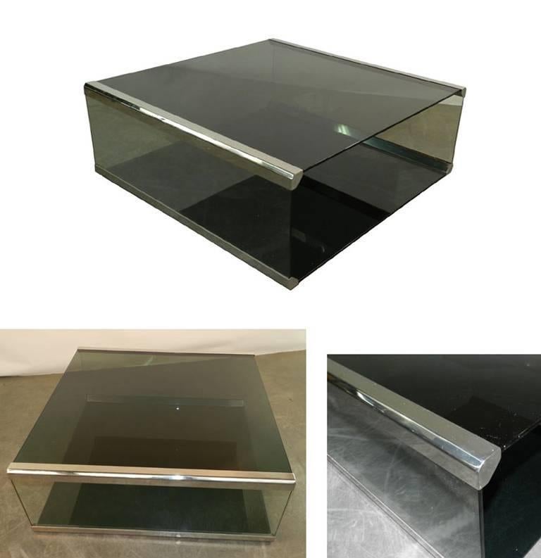 Pierangelo Gallotti, Couchtisch aus verchromtem Metall und geräuchertem Glas (Europäisch) im Angebot