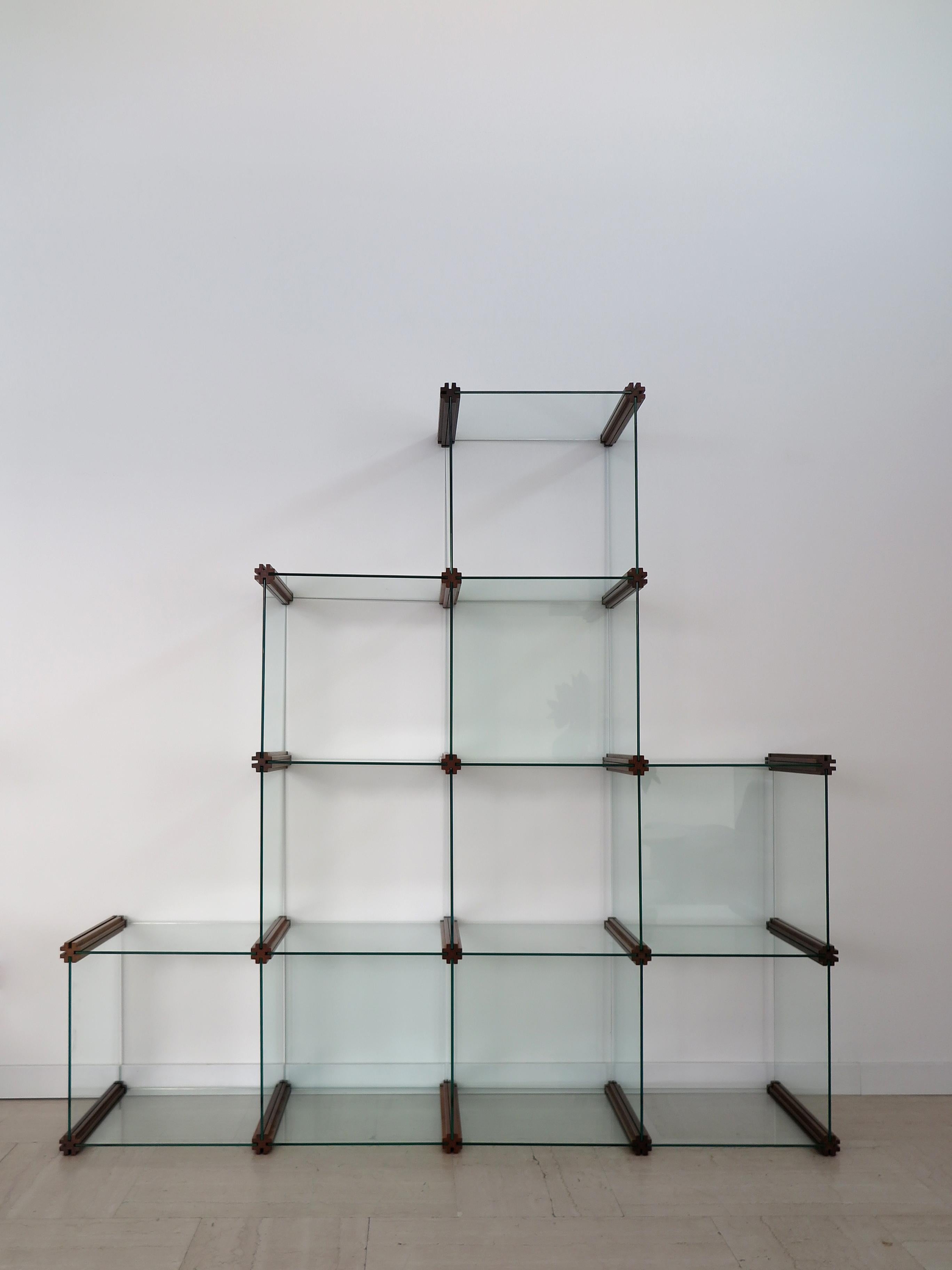 Italienisches modulares Glasregal, entworfen von Pierangelo Gallotti und hergestellt von Gallotti e Radice mit ineinandergreifenden modularen Glaselementen auf geformten Massivholzrahmen, hergestellt in Italien 1980.
Das Bücherregal besteht aus 28