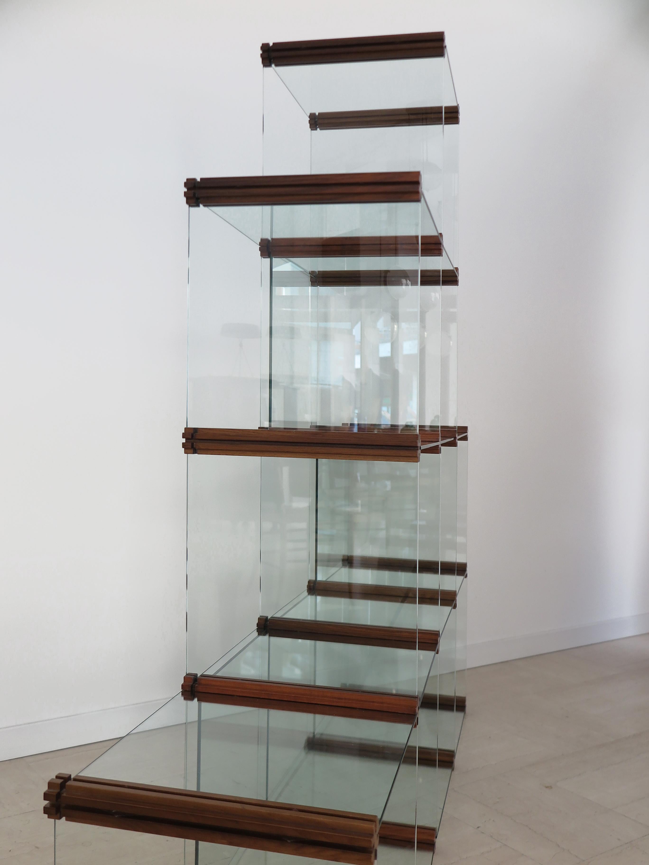 Pierangelo Gallotti for Gallotti & Radice Italian Galss Wood Bookcase 1980s In Good Condition For Sale In Reggio Emilia, IT