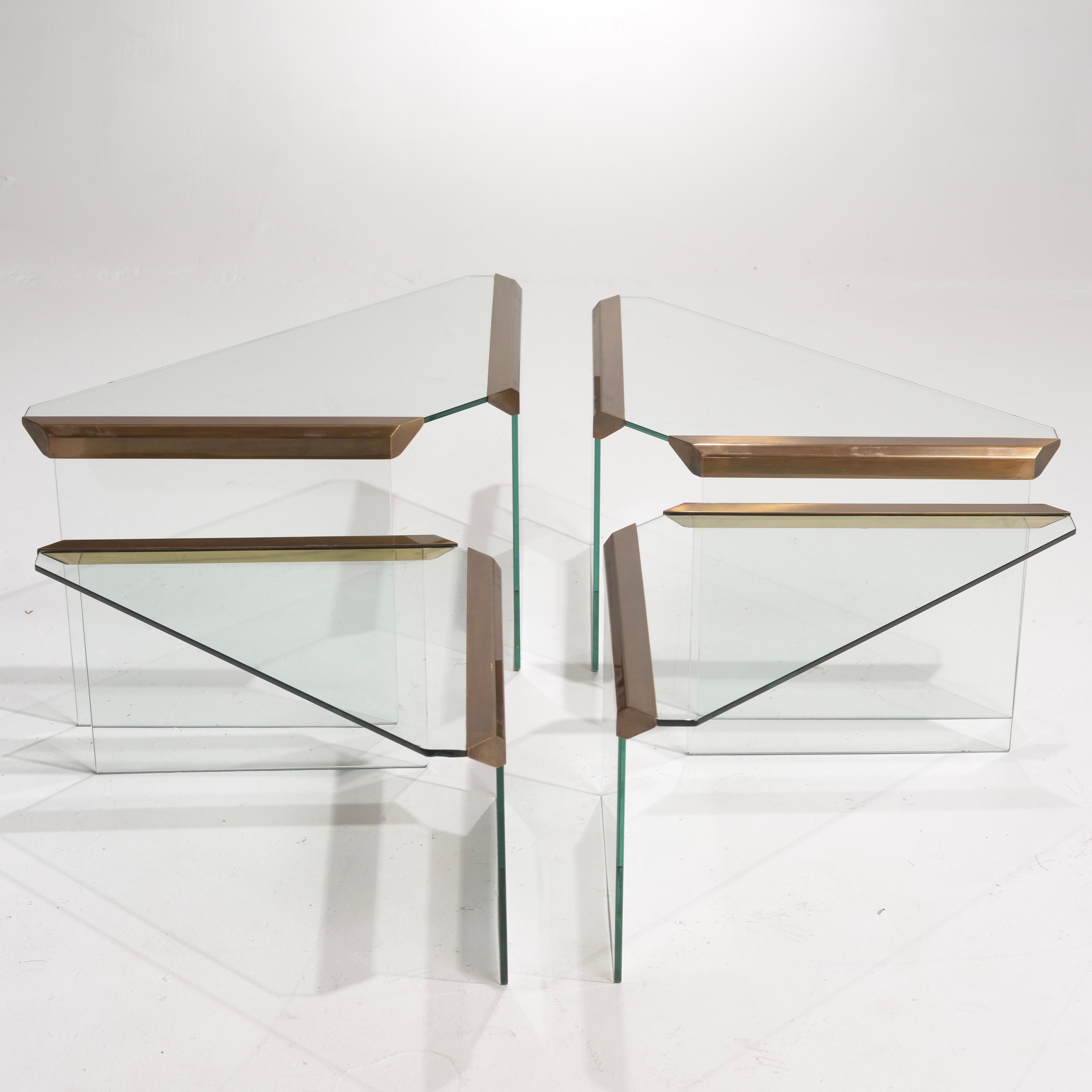 Pierangelo Galotti pour Galotti & Radice Ensemble moderne italien de quatre tables gigognes en chrome et verre. Conçu en 1975 par Pierangelo Galotti pour Galotti & Radice, dans le centre de design du nord de l'Italie, près de Côme et de Milan.