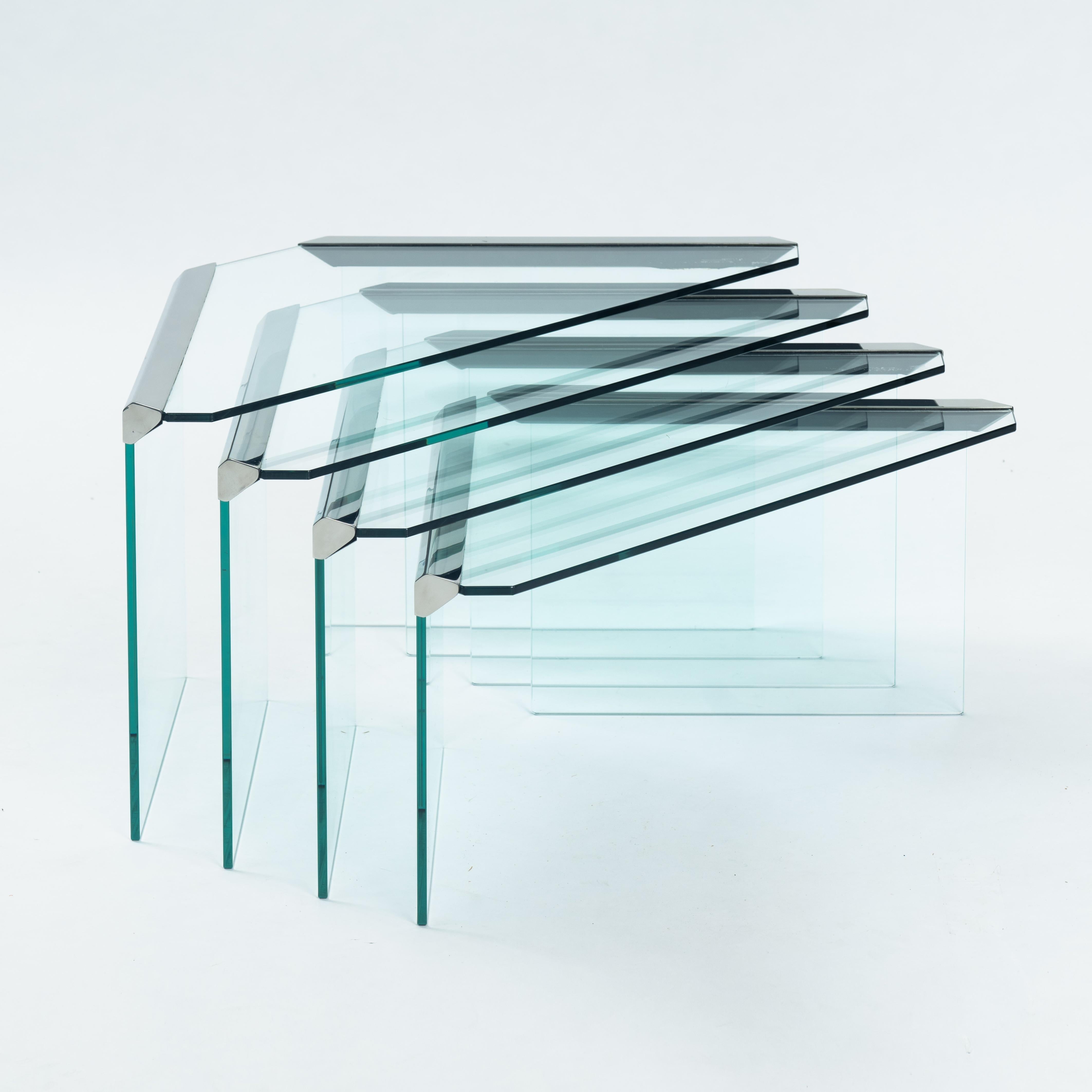 Pierangelo Galotti für Galotti & Radice.
 Italienischer moderner Satz von 4 Tischen aus Chrom und Glas. Entworfen 1975 von Pierangelo Galotti für Galotti & Radice in der norditalienischen Designhochburg nahe Como und Mailand. Galotti & Radice wurde